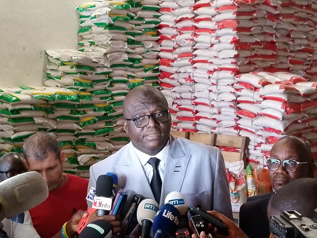 Image de Société. Le directeur régional du Commerce et de l'Industrie du Gbêkê, Fadiga Mamadou, a récemment effectué une série de visites dans plusieurs magasins et supermarchés de Bouaké. L'objectif de ces visites était de s'assurer de l'approvisionnement adéquat des marchés et de surveiller d'éventuelles tendances inflationnistes, notamment en cette période de Ramadan. Surveillance et régulation des prix En collaboration avec le Directeur de l'Office de Commercialisation des Produits Alimentaires (OCPV), Fadiga Mamadou a entrepris cette démarche conformément aux instructions du Ministre du Commerce et de l'Industrie, Souleymane Diarrasouba. Ces visites visaient à garantir la disponibilité des produits de première nécessité tout en veillant au respect des réglementations en vigueur, notamment le décret n° 2022-167 portant réglementation des prix sur certains produits de consommation. La période du Ramadan est souvent marquée par une forte demande en produits alimentaires, ce qui peut entraîner des pénuries temporaires et des hausses de prix. Pour prévenir de telles situations dans la région de Bouaké, Fadiga Mamadou et son équipe ont inspecté divers points de vente, des supermarchés aux marchés locaux, afin d'évaluer la situation. Un constat rassurant À l'issue de ces visites, le directeur régional du Commerce a rassuré les consommateurs en affirmant que les marchés étaient suffisamment approvisionnés et qu'il n'y avait pas de tendance inflationniste significative. Il a souligné que les prix pratiqués étaient globalement conformes aux réglementations en vigueur, voire inférieurs à certains cas. Fadiga Mamadou a exprimé sa satisfaction quant à l'observation de prix raisonnables sur le marché de Bouaké. Il a déclaré : "Les prix sont réellement appliqués. Je dirais même qu'ils sont mieux appliqués que par le passé, parce que nous avons fait le constat qu'il y a certains produits qui sont vendus à des prix en dessous de ce que le gouvernement a indiqué. Cela va donc à l'avantage des consommateurs et cela ne peut que réjouir la direction régionale du commerce ici et au-delà M. le ministre du commerce lui-même et l'ensemble du gouvernement." Outre la surveillance des prix, Fadiga Mamadou a souligné l'importance de garantir la qualité des produits proposés sur les marchés. Il a précisé : "Nous ne regardons pas seulement les questions liées à la cherté de la vie, nous l'avons dit, nous sommes également sur le terrain pour nous assurer qu'il n'y a pas de produits périmés ou interdits." Cette approche vise à assurer la santé et la sécurité des consommateurs. La confirmation par le directeur de l'OCPV Le directeur de l'Office de commercialisation des produits alimentaires (OCPV), N'guessan Norbert, a également corroboré ces observations. Il a rassuré la population en affirmant que les marchés étaient bien approvisionnés en produits vivriers et que les prix étaient abordables. Cette confirmation renforce le message de confiance transmis par le directeur régional du Commerce. La visite de surveillance menée par les responsables du commerce local témoigne de l'engagement du gouvernement ivoirien, notamment du ministre Souleymane Diarrasouba et de ses collaborateurs, à garantir le bien-être des consommateurs pendant des périodes de forte demande comme le Ramadan. Cette démarche vise à assurer la stabilité des prix et la disponibilité des produits essentiels pour tous les citoyens. Alors que les autorités locales ont pris des mesures pour garantir l'approvisionnement adéquat des marchés et maîtriser les prix pendant le Ramadan, une question cruciale se pose : comment peuvent-elles maintenir cette stabilité des prix et cette disponibilité des produits à long terme, au-delà de la période du Ramadan ?