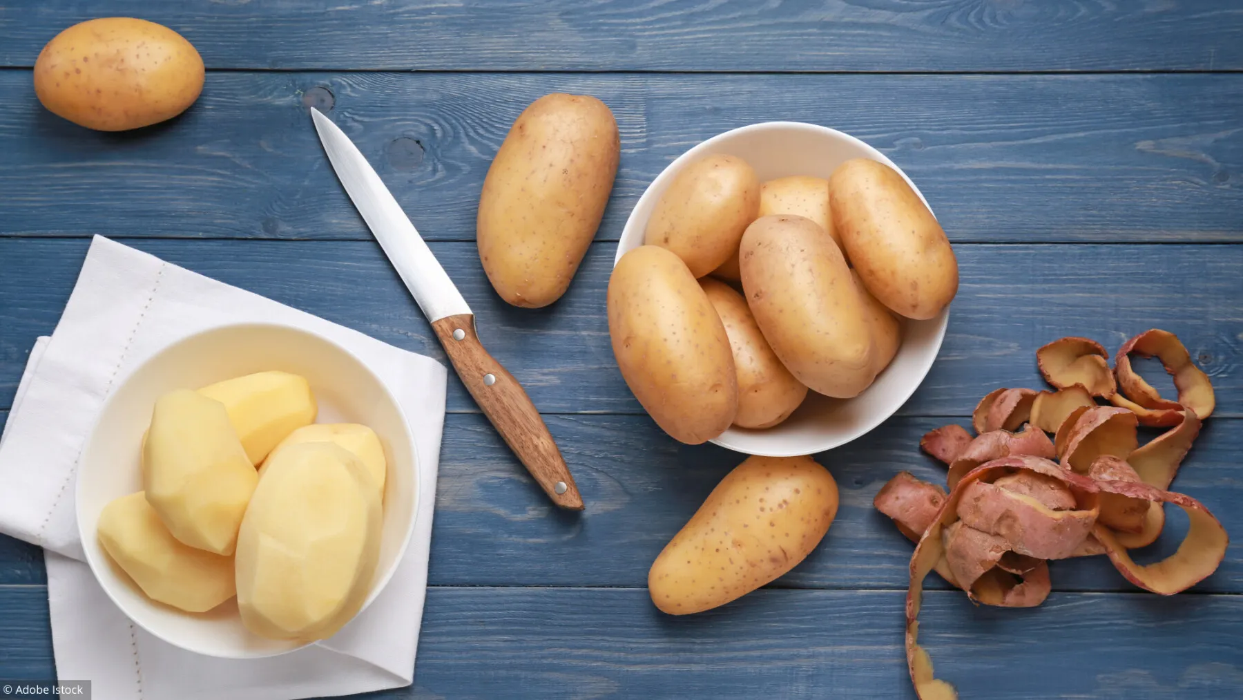 Image de Cuisine. La pomme de terre, ce tubercule humble et familier, est bien plus qu'un simple aliment de base dans nos assiettes. Au-delà de sa présence régulière lors des repas, la pomme de terre cache une multitude d'utilisations surprenantes qui peuvent révolutionner notre quotidien. Explorez avec nous les multiples facettes de ce légume polyvalent, de son rôle en cuisine à ses applications inattendues dans la vie quotidienne. Une Alliée Précieuse en Cuisine 1) Sauvetage Épicé en Cuisine : Les excès en cuisine peuvent parfois entraîner des plats trop épicés. Heureusement, la pomme de terre vient à la rescousse. En glissant une patate épluchée dans un plat trop relevé, vous pouvez absorber l'excès de piment sans altérer le goût. 2) Eau de Cuisson Magique :L'eau de cuisson des pommes de terre, souvent négligée, est en réalité un trésor caché. Utilisez-la pour redonner de l'éclat à l'argenterie et aux verres ternes. De plus, elle est idéale pour nettoyer le carrelage sans laisser de traces et éliminer les taches de boue sur le linge. Des Remèdes Naturels à Découvrir 3) Contre la Fièvre : En cas de fièvre, une rondelle de pomme de terre crue placée dans chaque chaussette, au niveau de la plante des pieds, peut aider à faire baisser la température corporelle. De plus, des compresses de pomme de terre froide appliquées sur le front peuvent offrir un soulagement rapide. 4) Remède Naturel contre la Goutte : L'eau de cuisson des pommes de terre peut également soulager les crises de goutte grâce à ses propriétés apaisantes sur l'accumulation d'acide urique. 5) Blanchiment Naturel des Aisselles : Pour atténuer l'obscurcissement des aisselles ou d'autres zones de la peau, frottez simplement des rondelles de pomme de terre sous les aisselles. Cette méthode douce et naturelle peut aider à retrouver une peau plus claire. Un Trésor Méconnu de la Cuisine Domestique Au-delà de son rôle traditionnel en cuisine, la pomme de terre se révèle être un trésor polyvalent offrant des solutions pratiques et naturelles pour divers problèmes du quotidien. Ces astuces simples et efficaces peuvent transformer votre expérience culinaire et simplifier votre vie quotidienne. Essayez ces conseils surprenants et découvrez par vous-même les multiples bienfaits de la pomme de terre. Elle se révèle être bien plus qu'un simple accompagnement culinaire, mais plutôt un allié précieux dans votre quête d'une vie plus simple et plus saine. En résumé, la pomme de terre, souvent sous-estimée, regorge de bienfaits insoupçonnés pour notre quotidien. De la cuisine à la maison, elle offre une multitude d'utilisations pratiques et naturelles, faisant d'elle un aliment incontournable dans nos foyers. Explorez ses diverses applications et laissez-vous surprendre par les merveilles qu'elle peut accomplir. La prochaine fois que vous vous retrouverez face à une patate, rappelez-vous qu'elle est bien plus qu'un simple légume : c'est un véritable trésor de la cuisine domestique ! Quelles autres utilisations surprenantes de la pomme de terre avez-vous découvertes dans votre quotidien ? Partagez vos astuces et expériences dans les commentaires ci-dessous !