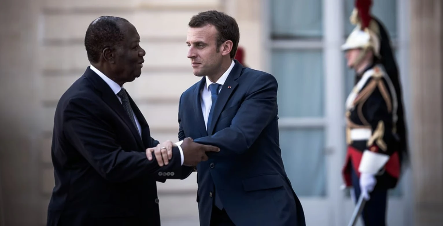 Image de Politique. Le président ivoirien, Alassane Ouattara, entame une visite d'État en France depuis le 15 mars dernier, une démarche qui revêt une importance capitale. Cette visite, qui s'inscrit dans le cadre de la diplomatie internationale, connaîtra son apogée avec une rencontre très attendue entre Ouattara et son homologue français, Emmanuel Macron, à l'Élysée ce vendredi 22 mars. Priorités et Discussions Cruciales Au centre de cette rencontre se dressent les défis majeurs qui animent l'Afrique de l'Ouest. Parmi les sujets cruciaux, la situation préoccupante au Niger occupe une place de choix. La détention de l'ex-président Mohamed Bazoum, en captivité depuis juillet dernier, soulève des interrogations et des inquiétudes légitimes. Les deux chefs d'État aborderont inévitablement cette problématique sensible dans leurs échanges. À l'approche de l'élection présidentielle au Sénégal, prévue pour le dimanche 24 mars 2024, les discussions entre Ouattara et Macron ne manqueront pas d'évoquer la situation politique tendue dans ce pays. Les récents développements, notamment les préoccupations exprimées par les experts de l'ONU concernant les actions répressives à l'encontre de l'opposition, seront sans aucun doute au cœur des échanges entre les deux dirigeants. Réflexions sur l'influence française dans la région Un autre sujet de discussion crucial concerne la présence militaire française en Afrique de l'Ouest. Les deux leaders examineront de près la question, envisageant une possible réduction significative des effectifs des Forces françaises en Côte d'Ivoire (FFCI), passant ainsi d'environ 900 militaires à moins de 300. Cette démarche pourrait refléter un réajustement stratégique de la présence militaire française dans la région, tout en tenant compte des dynamiques géopolitiques en évolution constante. Au-delà des enjeux sécuritaires et politiques, la coopération économique et les projets d'infrastructures occupent une place centrale dans les échanges entre la Côte d'Ivoire et la France. Parmi ceux-ci, le projet d'extension du métro d'Abidjan, d'une ampleur considérable, évalué à plus de 2 milliards d'euros, est au cœur des préoccupations. Cette initiative, largement financée par Paris via un contrat de désendettement et de développement (C2D), marque un pas important dans le renforcement des liens économiques entre les deux nations. Les avancées récentes dans ce projet, telles que la construction des murs VSoL, seront certainement discutées lors de la rencontre entre les présidents Ouattara et Macron. Vers quel avenir se dirigent les relations franco-ivoiriennes ? Cette rencontre entre Alassane Ouattara et Emmanuel Macron est bien plus qu'une simple réunion diplomatique. Elle témoigne de la profondeur des relations entre la Côte d'Ivoire et la France, deux pays dont les destins sont étroitement liés. Au-delà des sujets abordés, elle ouvre des perspectives sur l'avenir de la coopération bilatérale et la manière dont ces deux nations peuvent collaborer pour relever les défis communs, dans un contexte régional et international en mutation constante. Dans quelle direction évolueront les relations franco-ivoiriennes à la lumière de ces discussions ? C'est là une question qui mérite d'être posée et qui résonnera bien au-delà de cette rencontre au sommet.