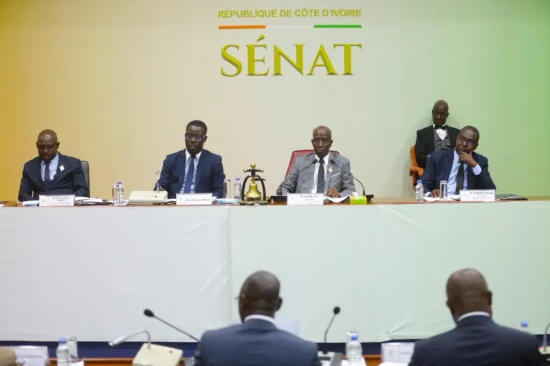 Image de Politique. La Commission des Affaires Générales, Institutionnelles et des Collectivités Territoriales (CAGICT) a récemment tenu une session cruciale, le jeudi 21 mars 2024, au Sénat de Côte d'Ivoire. L'ordre du jour : examiner et éventuellement adopter un projet de loi d'une importance capitale pour le pays, portant ratification de l'ordonnance n° 2023-672 du 12 juillet 2023. Cette ordonnance vise à introduire des dispositions exceptionnelles au code électoral, préparant ainsi le terrain pour les élections locales et sénatoriales de l'année 2023. Un Ministre Face à la Commission : Défense et Argumentation Le Général Vagondo Diomandé, Ministre de l'Intérieur et de la Sécurité, s'est présenté devant les Sénateurs membres de la Commission des Affaires Générales, Institutionnelles et des Collectivités Territoriales (CAGICT). L'objectif de cette rencontre : défendre le projet de loi portant ratification de l'ordonnance du 12 juillet 2023. La scène se déroule dans un cadre solennel, à la Fondation Félix Houphouët-Boigny, qui sert exceptionnellement d'hémicycle pour cette séance cruciale. Le Ministre Diomandé expose les motifs qui sous-tendent cette proposition de loi. Il souligne l'urgence d'adapter le code électoral aux exigences des élections locales et sénatoriales prévues en 2023. Ces échéances politiques majeures nécessitent une révision des délais et des procédures établis par le code électoral actuel. La complexité des processus électoraux, des candidatures à la saisine des autorités compétentes, impose une révision minutieuse pour assurer le bon déroulement de ces scrutins cruciaux pour la vie démocratique du pays. La Nécessité de l'Ordonnance : Justification et Contexte Le recours à une ordonnance pour introduire ces ajustements s'explique par l'urgence de la situation. Le Ministre souligne l'importance de réagir rapidement pour permettre la mise en place des conseils régionaux et municipaux, un élément clé pour dynamiser l'économie locale. Cette mesure s'inscrit également dans le cadre de la loi de finances pour l'année 2023, qui autorise le Président de la République à prendre des mesures par ordonnances pour soutenir son programme économique et financier. Après avoir exposé son argumentaire, le Ministre Diomandé obtient l'adhésion unanime des membres de la Commission des Affaires Générales, Institutionnelles et des Collectivités Territoriales. Le projet de loi portant ratification de l'ordonnance du 12 juillet 2023 est adopté à l'unanimité. Cette décision marque une étape significative dans la préparation des élections locales et sénatoriales, soulignant l'engagement des acteurs politiques en faveur de la démocratie et de la stabilité institutionnelle en Côte d'Ivoire. Alors que le projet de loi est désormais adopté, une question demeure : quelles seront les implications de ces ajustements sur le déroulement des élections locales et sénatoriales à venir ? Comment ces modifications du code électoral façonneront-elles le paysage politique ivoirien ? Autant de questions qui appellent à une réflexion approfondie alors que la Côte d'Ivoire s'apprête à franchir une nouvelle étape cruciale dans son parcours démocratique.