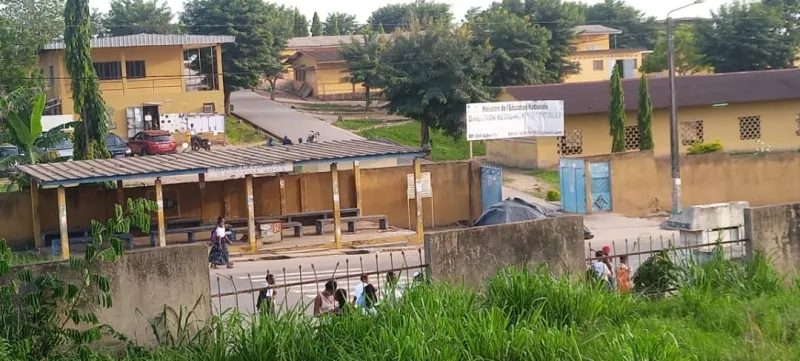 Image de Faits Divers. Dans une après-midi mouvementée, le Lycée Moderne 3 d'Agboville, communément appelé CMA, a été le théâtre d'une confrontation tendue entre les élèves et les forces de l'ordre. Ce jeudi 21 mars 2024 restera gravé dans les mémoires, alors que les cours ont été interrompus sous un nuage de gaz lacrymogènes et de pierres volantes. Origine du Conflit : Retard des Examens Blancs Au cœur de cet affrontement se trouve un différend lié aux examens blancs. Les enseignants, responsables des épreuves physiques, ont boycotté les évaluations en raison du non-paiement de leurs primes de suivi et de correction pour la session 2023. Cette action a bouleversé le calendrier des examens blancs, entraînant des répercussions inattendues sur le déroulement des épreuves. Alors que les candidats devaient passer les épreuves orales ce jeudi matin, une demande de report jusqu'après les vacances de Pâques a été formulée par les élèves. Face à l'absence de réponse satisfaisante, ces derniers ont opté pour des méthodes plus radicales, lançant des projectiles contre leurs camarades et exprimant ainsi leur mécontentement. Tensions Croissantes : Affrontement avec les Forces de l'Ordre L'intransigeance de l'administration scolaire a exacerbé les tensions, les élèves refusant de se soumettre au calendrier établi pour les examens blancs. Cette confrontation verbale s'est rapidement transformée en affrontement physique lorsque les forces de l'ordre sont intervenues pour rétablir l'ordre, utilisant des gaz lacrymogènes pour disperser la foule. Les bruits des détonations, les cris et la confusion ont régné en maître sur le campus, forçant l'arrêt des cours et plongeant l'école dans une atmosphère de chaos et de désordre. Bien que la situation n'ait pas entraîné de blessés graves pour l'instant, un élève a été appréhendé par les autorités et emmené au poste de police local. Préoccupations pour l'Avenir de l'Éducation Cet incident rappelle les tensions similaires qui ont éclaté par le passé et soulève des inquiétudes quant à l'avenir de l'éducation dans la région. Alors que le calme semble revenu pour l'instant, les fissures dans le système éducatif demeurent, menaçant la stabilité et la qualité de l'enseignement. Face à cette escalade de la violence, une question demeure : comment peut-on assurer un environnement d'apprentissage sûr et propice à Agboville ? Quelles mesures peuvent être prises pour résoudre les conflits entre les enseignants et les autorités scolaires et garantir un calendrier d'examens stable et équitable pour tous les élèves ?