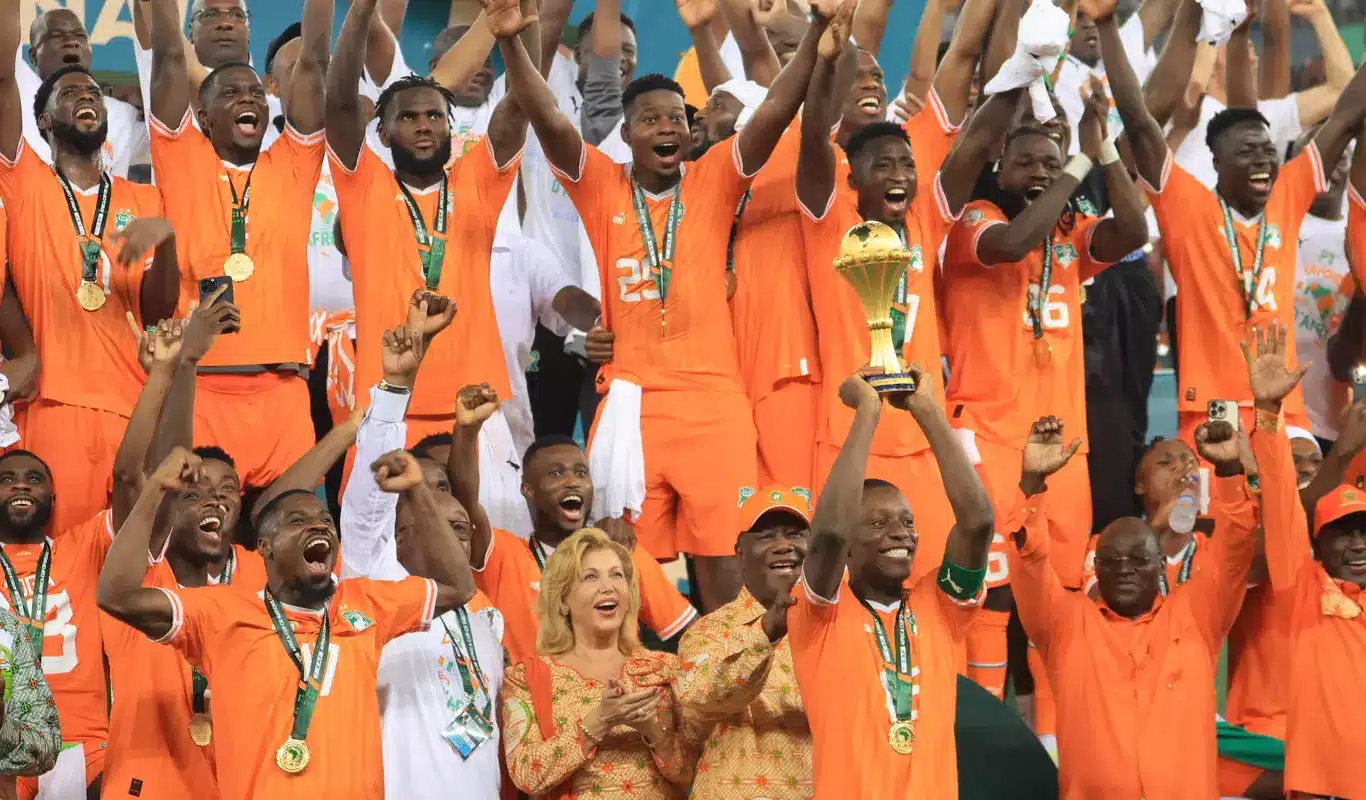 Image de Football. Après avoir conquis le cœur des supporters lors de leur triomphe à la Coupe d’Afrique des nations 2023, les Eléphants de Côte d’Ivoire s'apprêtent à fouler à nouveau les terrains de football. Cette fois-ci, c'est dans le cadre des Journées FIFA de mars 2024 qu'ils se retrouvent en lice, déterminés à maintenir leur emprise sur le monde du football africain. Un affrontement amical de haute volée face aux Guépards du Bénin Dans ce contexte de compétition amicale, les Eléphants se mesureront aux Guépards du Bénin lors d'une rencontre prévue ce samedi 23 à Amiens, en France. Pour les champions d’Afrique en titre, cette confrontation revêt une importance particulière, constituant leur première apparition sur le terrain depuis leur glorieuse victoire à la CAN 2023. Guidés par leur coach émérite, Emerse Faé, les Eléphants de Côte d’Ivoire aspirent à asseoir leur domination et à confirmer leur statut de leaders indiscutables. Porteurs des espoirs de tout un pays, le capitaine Marx Alain Gradel et ses coéquipiers se préparent à relever ce nouveau défi avec détermination et fierté. La résistance des Guépards du Bénin Cependant, les Guépards du Bénin, sous la houlette de l'entraîneur franco-allemand Gernot Rohr, ne comptent pas se laisser faire. Pour eux, affronter les champions en titre représente une opportunité de prouver leur valeur sur la scène internationale. Bien conscients de la tâche qui les attend, les Béninois entendent défendre leurs couleurs avec ardeur et détermination. La pression est palpable du côté des supporters ivoiriens, qui attendent avec impatience de voir leurs héros de la CAN 2023 à nouveau à l'œuvre. La performance de l'équipe nationale constitue un enjeu majeur pour ces fans passionnés, qui nourrissent l'espoir de voir leurs ambitions couronnées de succès une fois de plus. L'excitation monte à l'approche du coup d'envoi de ce duel tant attendu entre les Eléphants et les Guépards. À 16 heures (heure GMT), les regards du monde entier seront tournés vers Amiens, en France, où se déroulera ce match au sommet. Mais au-delà de l'issue de cette rencontre, une question demeure : les Eléphants de Côte d’Ivoire sauront-ils maintenir leur suprématie face à des adversaires déterminés, ou les Guépards du Bénin créeront-ils la surprise en renversant les pronostics ?