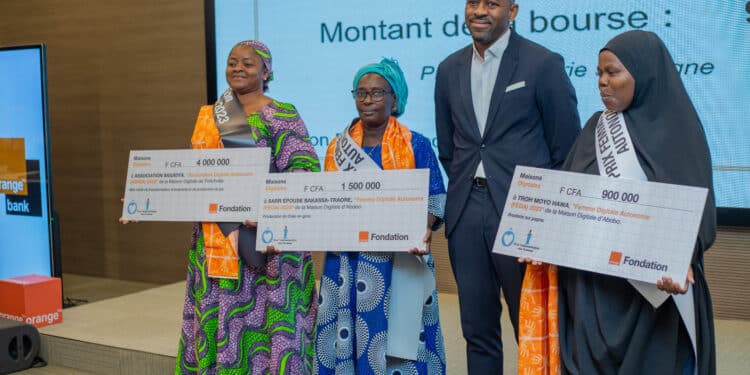 Image de Société. Le jeudi 21 mars 2024, la Fondation Orange Côte d’Ivoire a pris une initiative marquante en récompensant les lauréates du concours Coups de Cœur Ô Féminin. Cette cérémonie de remise des prix a mis en lumière l'engagement continu de la Fondation en faveur de l'autonomisation des femmes, un objectif essentiel dans le contexte social et économique actuel. Un projet ambitieux depuis ses débuts Depuis son lancement en 2017, le concours Coups de Cœur Ô Féminin vise à valoriser les femmes formées au sein des Maisons Digitales, un programme novateur lancé en 2016. Ces formations sont axées sur l'éducation financière et visent à habiliter les femmes à travers le développement de leurs compétences entrepreneuriales. Au total, 48 projets ont été soutenus, offrant ainsi une opportunité concrète aux femmes de concrétiser leurs ambitions entrepreneuriales. La cérémonie de récompense a été l'occasion de distinguer les lauréates dans différentes catégories. Les Prix Coups de Cœur Ô Féminin (CCOF), avec une dotation maximale de 10 000 euros, ont permis de soutenir financièrement les projets les plus prometteurs. De même, les Prix Femme Digitale autonome (FEDA) et le Prix Association Digitale Autonome (ADIGA) ont offert des opportunités de financement, encourageant ainsi l'innovation et l'entrepreneuriat au sein de la communauté féminine. Un partenariat stratégique pour renforcer l'impact En marge de la cérémonie de remise des prix, un accord significatif a été signé entre la Fondation Orange Côte d’Ivoire et Orange Bank Africa (OBA). Ce protocole de mise en place du Fonds Maisons Digitales Femmes pour l'autonomisation des femmes (FOMDAF) constitue une étape importante dans la consolidation des efforts en faveur de l'entrepreneuriat féminin. Avec une garantie financière de 100 millions de francs CFA, ce fonds vise à soutenir davantage de femmes entrepreneures dans leur parcours vers l'autonomie financière. Grâce à cette garantie, les femmes bénéficiaires des programmes de formation auront désormais accès à un soutien financier accru. Géré par la banque partenaire, ce fonds offrira des prêts pouvant aller jusqu'à un montant global de 500 millions de francs CFA. Cette initiative ouvre de nouvelles perspectives pour les femmes entrepreneures vulnérables, en leur offrant les moyens nécessaires pour concrétiser leurs ambitions commerciales. Alors que la Fondation Orange Côte d’Ivoire poursuit son engagement en faveur de l'autonomisation des femmes, une question demeure : quel sera l'impact à long terme de ces initiatives sur la société ivoirienne ? Au-delà des chiffres et des récompenses, comment ces programmes contribueront-ils à transformer la vie des femmes et à promouvoir l'égalité des sexes ? La réponse à ces questions réside dans la capacité des acteurs impliqués à maintenir leur engagement et à favoriser un environnement propice à la croissance et au développement des femmes entrepreneures.