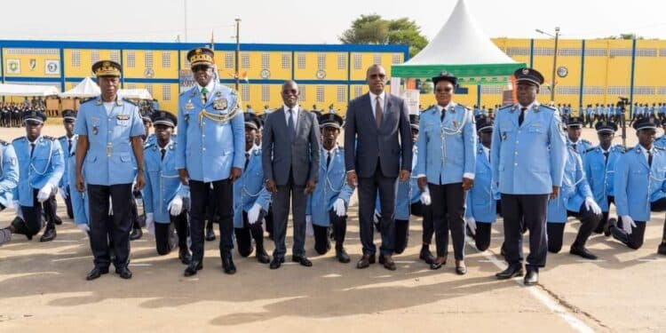 Image de Société. Dans un événement haut en couleurs, l'École de police de Cocody a récemment été le théâtre d'une cérémonie de grande envergure. Le jeudi 21 mars 2024 restera gravé dans les mémoires comme le jour où 2 672 nouveaux sous-officiers de la Police nationale de Côte d'Ivoire ont reçu leurs épaulettes. Sous le regard bienveillant du ministre de l'Intérieur et de la Sécurité, Vagondo Diomandé, cette cérémonie a revêtu une importance capitale pour le renforcement des effectifs et le maintien de l'ordre dans le pays. Un Appel à la Responsabilité Face à cette nouvelle cohorte de membres de la police, le ministre Vagondo Diomandé a pris la parole pour rappeler l'importance de leur mission. « Je leur promets toute la rigueur des règlements et de la loi », a-t-il déclaré solennellement, mettant ainsi en avant l'engagement du gouvernement à maintenir l'intégrité et la discipline au sein des forces de l'ordre. Cet appel à la responsabilité vise à garantir que les nouveaux fonctionnaires de la Police nationale ne ternissent pas l'image de cette institution cruciale pour la sécurité et la stabilité du pays. La promotion 2022-2024, composée de 2 672 sous-officiers, dont 675 femmes, a été encouragée dans son engagement envers la Côte d'Ivoire par Mamadou Touré, ministre de la Promotion de la jeunesse, de l'Insertion professionnelle et du Service civique. En qualité de parrain de cette promotion, il a souligné l'importance de cultiver des valeurs telles que l'intégrité, la probité, la citoyenneté et la proximité avec les populations. Ces principes fondamentaux sont non seulement essentiels pour assurer la confiance des citoyens envers la police, mais également pour promouvoir un environnement sécurisé et respectueux des droits de tous les Ivoiriens. Une Contribution à la Stabilité et à la Sécurité L'intégration de ces nouveaux sous-officiers dans les rangs de la Police nationale représente un pas significatif vers le renforcement de l'effectif et, par extension, de la capacité de la police à assurer la sécurité et à maintenir l'ordre dans tout le pays. Alors que la Côte d'Ivoire continue de progresser sur la voie du développement économique et social, il est impératif de garantir un environnement sécurisé où règnent la justice et l'égalité devant la loi. Les récents événements survenus dans le pays soulignent l'importance cruciale d'une police bien formée, équipée et dévouée à la protection des droits et des libertés de tous les citoyens. En clôturant cette cérémonie historique, une question fondamentale se pose : comment ces nouveaux membres de la Police nationale contribueront-ils à façonner l'avenir de la sécurité et de la stabilité en Côte d'Ivoire? Alors que le pays continue de faire face à divers défis sécuritaires, il est essentiel que ces hommes et femmes en uniforme fassent preuve d'un engagement inébranlable envers leur devoir et leur mission. La confiance du public et le respect des droits de l'homme dépendent en grande partie de la manière dont la police exerce ses fonctions au quotidien. En conclusion, cette nouvelle génération de sous-officiers de la Police nationale représente un espoir pour un avenir où la sécurité, la justice et la prospérité sont accessibles à tous les citoyens de Côte d'Ivoire. Que leur parcours soit guidé par l'intégrité, le professionnalisme et le respect des droits fondamentaux, afin que leur contribution à la société soit véritablement significative et durable.