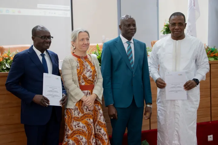 Image de Société. Le jeudi 21 mars 2024, la chambre du commerce et d'industrie de Côte d'Ivoire, située au Plateau, a été le théâtre d'un événement d'une importance capitale pour le développement scientifique du pays. Le ministre de l'Enseignement supérieur et de la Recherche scientifique, Prof. Adama Diawara, a profité de la présentation des résultats de 11 projets de recherche financés par le Fonsti pour lancer un appel vibrant au secteur privé. Cette rencontre a mis en lumière les défis financiers et la nécessité de valoriser les résultats de la recherche pour le bien-être économique et social du pays. Les Défis Financiers de la Recherche Scientifique Dans son discours, le Prof. Adama Diawara a souligné les défis majeurs auxquels est confrontée la recherche en Côte d'Ivoire, parmi lesquels le financement occupe une place centrale. Malgré les efforts déployés par l'État ivoirien et les partenaires au développement, le financement de la recherche reste insuffisant pour répondre aux besoins croissants du secteur. C'est pourquoi le ministre a lancé un appel pressant au secteur privé pour qu'il participe davantage au financement de la recherche. Le ministre Adama Diawara a insisté sur le rôle crucial du secteur privé dans le processus de financement de la recherche, soulignant que les entreprises privées sont souvent les premières à bénéficier des produits de la recherche. Il a ainsi invité le secteur privé à « mettre un peu plus d'argent sur la table », afin de contribuer à l'avancement de la recherche scientifique en Côte d'Ivoire. Cette invitation s'inscrit dans une volonté de diversifier les sources de financement de la recherche et de renforcer la collaboration entre le secteur privé et le gouvernement dans ce domaine crucial. Un Engagement Financier Initial Malgré les défis persistants, le ministre a fait état d'un capital initial de 10 milliards de francs CFA disponible pour le financement de la recherche, dont 5 milliards de francs CFA provenant de la Suisse. Ce montant sera bloqué dans un compte dédié, et les bénéfices générés serviront à financer de nouveaux projets de recherche. Cette initiative marque un pas significatif dans la mobilisation des ressources pour la recherche scientifique en Côte d'Ivoire. Outre le défi financier, le ministre Diawara a également évoqué la nécessité de valoriser économiquement et socialement les résultats de la recherche. Il a annoncé la création prochaine d'une agence de valorisation des résultats de la recherche, qui sera chargée de promouvoir et de commercialiser les découvertes scientifiques issues des projets de recherche financés par le Fonsti. Cette initiative vise à stimuler l'innovation et à favoriser le transfert de technologie vers le secteur privé, contribuant ainsi à la croissance économique et au développement social du pays. Un Protocole d'Accord pour Sceller l'Engagement La cérémonie de présentation des projets scientifiques a également été marquée par la signature d'un protocole d'accord entre la chambre du commerce et d'industrie et le Fonds pour la science, la technologie et l'innovation (Fonsti). Ce partenariat vise à renforcer la collaboration entre les secteurs public et privé dans le domaine de la recherche scientifique, en facilitant l'accès au financement et en favorisant la valorisation des résultats de la recherche. En conclusion, la rencontre entre le ministre Adama Diawara et les acteurs du secteur privé marque un tournant crucial dans l'histoire de la recherche scientifique en Côte d'Ivoire. En appelant le secteur privé à investir davantage dans la recherche, le gouvernement ivoirien affirme sa volonté de faire de la science et de l'innovation des leviers essentiels du développement économique et social du pays. Reste désormais à savoir comment le secteur privé répondra à cet appel et quelles seront les retombées de cet engagement pour l'avenir de la recherche scientifique en Côte d'Ivoire.