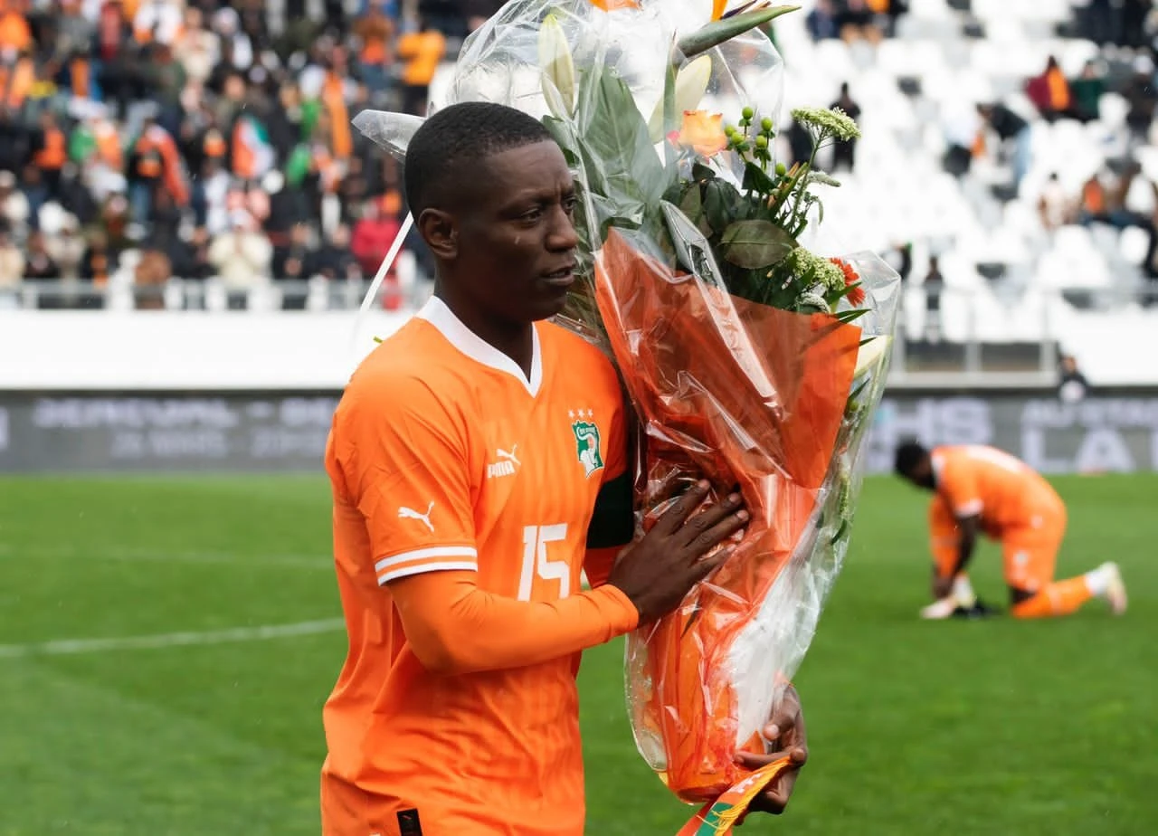 Image de Football. Le samedi 23 mars 2023 marquait un tournant dans l'histoire du football ivoirien : Max Alain Gradel, le capitaine emblématique des Éléphants de Côte d'Ivoire, annonçait sa retraite internationale. Cette décision, hautement symbolique, plaçait Gradel parmi les légendes vivantes du football ivoirien. Depuis sa première sélection en mars 2011, Max Alain Gradel a été une figure incontournable de l'équipe nationale ivoirienne. Son parcours exceptionnel l'a mené à participer à tous les grands rendez-vous internationaux, faisant de lui un pilier indiscutable de l'équipe. Des Adieux Émouvants et Un Hommage Mérité Le samedi 24 mars 2024, le Stade de la Licorne d'Amiens a été le théâtre de moments chargés d'émotion alors que Max Alain Gradel faisait ses adieux à l'équipe nationale de Côte d'Ivoire. Vêtu une dernière fois du maillot ivoirien, Gradel a laissé sa marque en inscrivant un but crucial lors du match amical contre le Bénin. Ce moment magique, un coup franc sublime transformé en début de deuxième mi-temps, a été acclamé par les fans présents. L'impact de Gradel dépasse largement ses performances sur le terrain. Son professionnalisme et son dévouement ont été salués par ses coéquipiers, ses adversaires et les fans du monde entier. Idriss Diallo, président de la Fédération Ivoirienne de Football, a exprimé toute sa gratitude envers "un joueur exceptionnel et un exemple de professionnalisme". "Max Alain Gradel laisse derrière lui un héritage fort", a déclaré Diallo. "Son parcours remarquable, sa combativité et son amour pour le maillot national continueront à inspirer les générations futures." Ambassadeur du Football Ivoirien Max Alain Gradel ne se contentait pas d'être un joueur sur le terrain ; il était un véritable ambassadeur de la nation ivoirienne. Ses performances inspirantes, son leadership et sa passion pour le jeu ont transcendé les frontières, faisant de lui une figure emblématique du football africain. Pour Me Zéhouri Bertin, homme politique et fervent amateur de football, Gradel représentait bien plus qu'un simple joueur. "Son engagement et sa détermination ont été des sources d'inspiration pour toute une génération de jeunes footballeurs ivoiriens", a déclaré Bertin. Avec 112 sélections et 18 buts sous le maillot ivoirien, dont deux titres de champion d'Afrique en 2015 et 2023, Max Alain Gradel laisse derrière lui un héritage inestimable. Son nom est désormais inscrit en lettres d'or sur la liste des légendes du football ivoirien, un témoignage de son impact indélébile sur le sport et sur toute une nation. Alors que Max Alain Gradel tourne une page de sa carrière internationale, une question persiste : quel sera l'avenir de l'équipe nationale de Côte d'Ivoire sans son emblématique capitaine ? Qui saura combler le vide laissé par Gradel, tant sur le terrain que dans le vestiaire ? Seul l'avenir nous le dira, mais une chose est sûre : l'héritage de Max Alain Gradel continuera à inspirer les générations futures de footballeurs ivoiriens.