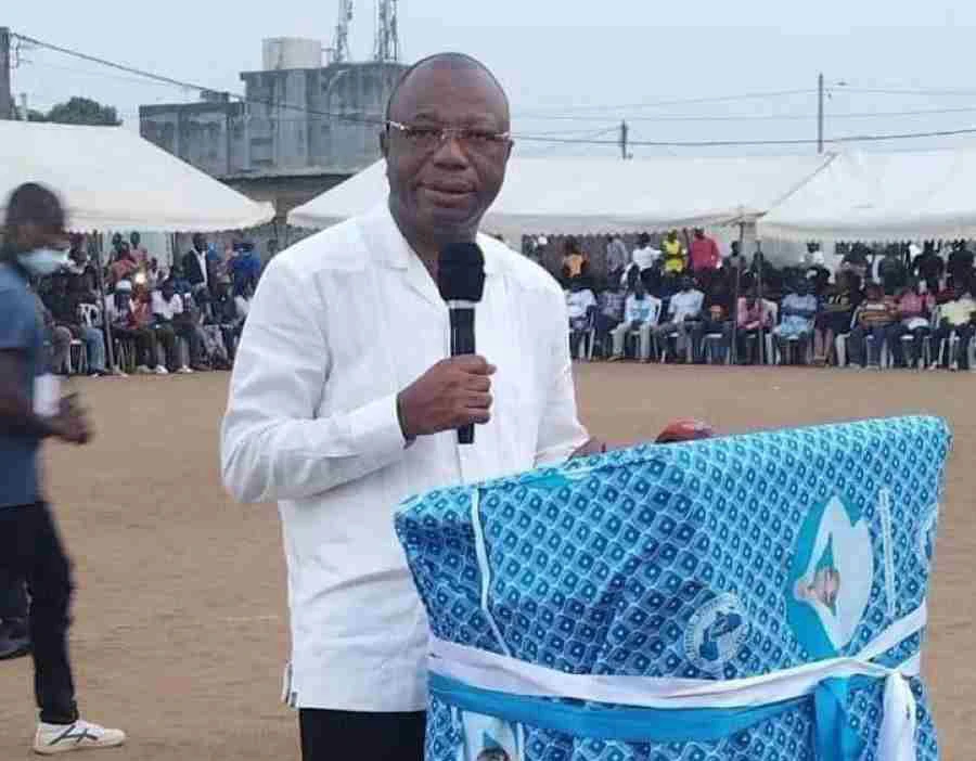 Image de Politique. Au sein du paysage politique ivoirien, une question capitale anime les discussions au sein du Parti des peuples africains-Côte d’Ivoire (PPA-CI) : la candidature de Laurent Gbagbo à l'élection présidentielle de 2025. Cette décision est attendue avec impatience et suscite de vifs débats parmi les cadres et militants du parti. La réponse de Laurent Gbagbo à l'appel de son parti Le samedi 9 mars 2024, l’ancien président Laurent Gbagbo a finalement levé le voile sur son intention en répondant favorablement à l’appel lancé par les membres éminents du PPA-CI. Cette réponse a mis fin à une période d'incertitude qui entourait sa décision quant à sa participation à la prochaine élection présidentielle. Toutefois, cette annonce est confrontée à une série d'obstacles juridiques majeurs, notamment la situation judiciaire de Laurent Gbagbo. L'ancien chef d'État, autrefois détenu à La Haye dans le cadre de son procès devant la Cour pénale internationale (CPI), a été condamné à une peine de 20 ans de prison pour sa supposée implication dans l'affaire du prétendu braquage de la BCEAO. Cette condamnation, accompagnée d'une perte de ses droits civiques, a automatiquement entraîné son exclusion du fichier électoral ivoirien, ce qui remet en question sa participation à toute élection future dans le pays. Les actions du PPA-CI pour la réintégration de Gbagbo Face à cette impasse, le PPA-CI, dont Gbagbo est le candidat favori, intensifie ses efforts pour rétablir l'ancien président dans ses droits civiques et sur la liste électorale. Dans cette optique, le parti multiplie les démarches et les plaidoyers auprès des autorités compétentes. Damana Pickass, 2e vice-président du PPA-CI, a récemment souligné que la résolution de cette question cruciale repose en grande partie entre les mains du gouvernement, en particulier celles du président Alassane Ouattara. Il a insisté sur le fait que cette affaire ne relevait pas de la Commission électorale indépendante (CEI), mais plutôt du gouvernement ivoirien. L'appel à l'action du président Ouattara Pickass a exprimé clairement que le président Ouattara détient la clé pour résoudre ce dilemme et a appelé à une mobilisation générale pour inciter les autorités ivoiriennes à prendre des mesures décisives. Il a souligné l'importance d'une décision consensuelle et a appelé à une intervention rapide du président pour trouver une solution à cette situation complexe. Malgré la grâce présidentielle précédemment accordée à Laurent Gbagbo, cette mesure n'a pas résolu le problème de sa réintégration sur la liste électorale. Il est devenu impératif pour les autorités ivoiriennes de trouver une solution viable et équitable, permettant ainsi au processus démocratique de se dérouler de manière transparente et inclusive. Alors que les discussions se poursuivent et que les efforts se multiplient pour régler cette question épineuse, l'avenir de la candidature de Laurent Gbagbo à l'élection présidentielle de 2025 demeure incertain. Les prochaines décisions prises par le gouvernement ivoirien, en particulier par le président Ouattara, joueront un rôle déterminant dans la résolution de cette situation et auront un impact significatif sur le paysage politique ivoirien à venir.