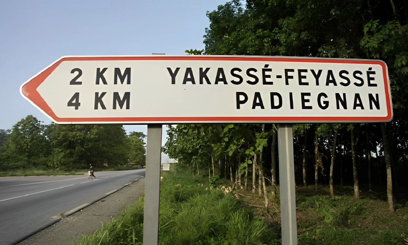 Image de Faits Divers. La tranquillité de Padiegnan, village paisible de la sous-préfecture de Yakassé Feyassé, a été brutalement interrompue par un tragique événement survenu le dimanche 24 mars 2024. Un homme, identifié comme Kouadio, a mis fin à la vie de sa femme, Ahou, avant de se suicider. Cette histoire poignante nous plonge au cœur des méandres de la jalousie et de la violence conjugale, soulignant l'impérieuse nécessité de promouvoir la communication et la résolution pacifique des conflits au sein des relations humaines. Le Contexte : Un Village Endeuillé Le village de Padiegnan, auparavant enveloppé dans une quiétude typique de la vie rurale ivoirienne, se retrouve désormais plongé dans un deuil profond. L'annonce de ce drame a ébranlé la communauté, laissant derrière elle un sentiment de choc et d'incompréhension. Les rues autrefois animées par les échanges amicaux et les activités quotidiennes sont maintenant teintées de tristesse et de désolation. Selon les informations recueillies sur place, le drame qui s'est déroulé à Padiegnan pourrait trouver son origine dans une crise de jalousie intense éprouvée par Kouadio. Ce dernier aurait été perturbé par des rumeurs faisant état d'une relation entre sa femme et un jeune du village, un client régulier du restaurant tenu par Ahou. Cette suspicion aurait alimenté un sentiment de colère et de possessivité chez Kouadio, le poussant à agir de manière irréfléchie et tragique. Le Baptême et la Cérémonie des Épaulettes : Un Moment de Joie Assombri Le destin tragique d'Ahou s'est cruellement entremêlé avec un événement joyeux pour la famille : la cérémonie de baptême et de remise d'épaulettes des élèves sous-officiers de police de l'école nationale de police d'Abidjan, promotion 2022-2024, à laquelle leur fille participait. Cette occasion aurait dû être un moment de fierté et de célébration pour la famille, mais elle s'est transformée en un prélude funeste à la tragédie qui allait suivre. Ahou, inconsciente du drame qui se tramait, est rentrée au village dans l'allégresse, ignorant le destin tragique qui l'attendait. Le dimanche 24 mars 2024 restera gravé dans la mémoire collective de Padiegnan comme le jour où la violence a frappé sans merci. Kouadio, armé de son fusil et animé par une détermination implacable, s'est rendu au domicile de ses beaux-parents, déterminé à mettre fin à la vie de sa femme. Lorsqu'il l'a aperçue, il n'a pas vacillé, appuyant sur la gâchette sans hésitation. Le bruit sourd de la détonation a résonné, annonçant la fin tragique d'Ahou, laissant derrière elle un vide insurmontable. Les Conséquences : Un Village Traumatisé Suite à son geste funeste, Kouadio a choisi de mettre fin à ses propres jours, laissant la communauté de Padiegnan sous le choc et le désarroi. Les conséquences de cet acte irréparable se font sentir à travers le village, où la douleur et le deuil ont pris résidence. Les familles des victimes ainsi que les habitants de Padiegnan doivent désormais faire face à la réalité brutale de cette tragédie, cherchant des réponses à des questions restées sans réponse. Réflexions sur la Jalousie et la Violence Conjugale**Cette histoire poignante nous interpelle sur les ravages de la jalousie et de la violence conjugale au sein des relations humaines. Elle met en lumière la nécessité impérieuse de promouvoir la communication, le respect mutuel et la résolution pacifique des conflits pour prévenir de tels drames à l'avenir. À travers cette tragédie, nous sommes rappelés à la fragilité de la vie et à l'importance de cultiver des relations empreintes de compréhension, d'empathie et de bienveillance. Alors que Padiegnan pleure ses enfants perdus dans cette tragédie inimaginable, il est impératif que nous, en tant que société, nous engagions à œuvrer ensemble pour un avenir dépourvu de violence et de conflits destructeurs. Nous devons nous atteler à promouvoir des valeurs de tolérance, de respect et d'amour, afin de construire des communautés où chacun se sent en sécurité et respecté. En cette période sombre, gardons en mémoire les leçons de cette histoire et unissons nos efforts pour prévenir de tels drames à l'avenir. Comment pouvons-nous, en tant que société, travailler ensemble pour promouvoir des relations saines et prévenir la violence conjugale ?