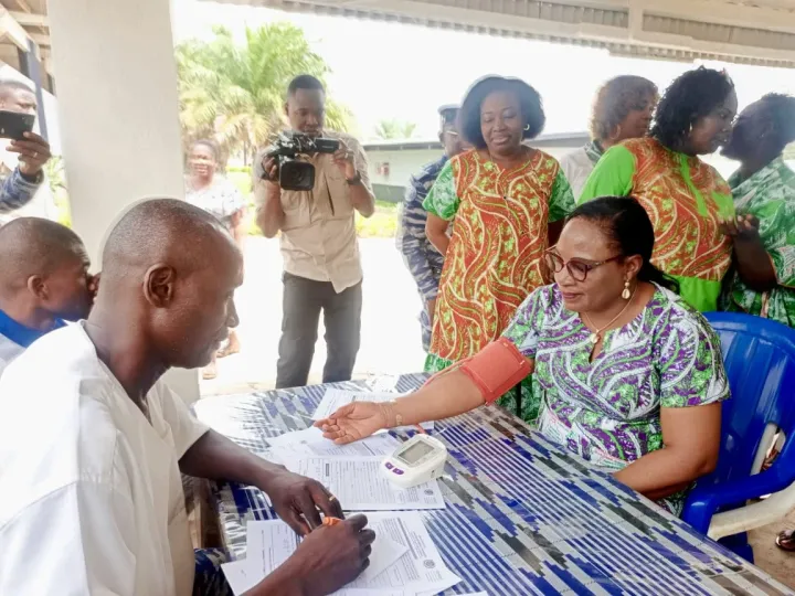 Image de Société. Le samedi 23 mars 2024 restera gravé dans les mémoires à Daloa, alors que l’Association des Épouses des Gendarmes de Côte d’Ivoire (AEGCI) a orchestré avec succès la deuxième édition de son don de sang collectif. Organisée à l’État-major de la 2e région de gendarmerie, cette initiative a revêtu une importance particulière, s'inscrivant dans le cadre de la célébration de la Journée internationale des droits de la femme. Sous la houlette déterminée de la présidente de l’AEGCI, Abé Chantal, l'événement a été couronné de succès, avec la collecte de plus d'une centaine de poches de sang. Cette mobilisation massive en faveur du don de sang vise avant tout à contribuer à sauver des vies humaines. Comme l’a souligné la présidente Abé Chantal : "Nous voulons marquer cette journée par un acte social en donnant notre sang pour sauver des vies, car cette démarche importante permet de sauver des vies et d’augmenter la durée de vie de plusieurs personnes." Un Engagement Continu envers une Cause Vitale Madame Apalo Touré, en tant que présidente d’honneur de l’Association, a également réaffirmé l'engagement indéfectible des épouses des gendarmes envers cette noble cause. Elle a mis en lumière l’importance cruciale de cette action, notamment face aux besoins croissants en produits sanguins dans les hôpitaux du pays. "Pour atteindre son objectif d’autosuffisance annuelle en produits sanguins, la Côte d’Ivoire a besoin de 300 000 poches de sang. L’AEGCI s’engage donc à poursuivre cette dynamique en organisant prochainement une troisième opération de don de sang à Bouaké", a-t-elle déclaré avec conviction. Un Soutien Vital face aux Besoins Croissants en Produits Sanguins L’importance de telles initiatives ne saurait être sous-estimée, surtout face aux demandes grandissantes en produits sanguins dans les structures hospitalières du pays. En effet, le don de sang demeure un acte altruiste essentiel pour sauver des vies et répondre aux besoins médicaux urgents. La Côte d’Ivoire, comme de nombreux pays, est confrontée à un défi perpétuel en matière de disponibilité de produits sanguins. La nécessité de créer une réserve suffisante pour répondre aux besoins en transfusions sanguines dans les hôpitaux est donc une priorité nationale. Vers une Autonomie en Produits Sanguins : Un Objectif à Atteindre Collectivement Le chemin vers l’autosuffisance en produits sanguins est long et parsemé de défis logistiques et organisationnels. Cependant, des actions telles que celles menées par l’AEGCI représentent un pas significatif dans la bonne direction. Elles témoignent de la volonté collective de la société civile de contribuer activement à la résolution des problèmes de santé publique. Mais alors, comment garantir une disponibilité continue de produits sanguins pour répondre aux besoins médicaux croissants ? Cette question reste ouverte, appelant à une réflexion approfondie et à des actions concertées de la part de toutes les parties prenantes.