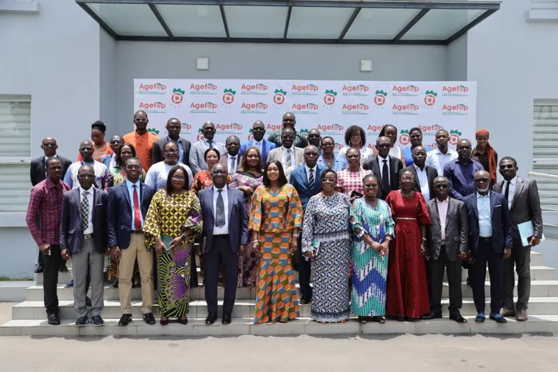 Image de Société. Le jeudi 21 mars 2024, Mme Karitia Coulibaly De Medeiros, directrice générale de l'Agence nationale de la formation professionnelle (AGEFOP), a dévoilé sa feuille de route lors d'une conférence de presse à Marcory Zone 4. Ce moment marquait une étape importante dans la nouvelle ère de gestion de l'AGEFOP, avec pour objectif de renforcer sa position en tant qu'acteur clé dans le domaine de la formation professionnelle en Côte d'Ivoire. Un Aperçu des Missions de l'AGEFOP Dès le début de la conférence, Mme Coulibaly De Medeiros a souligné l'importance des missions de l'AGEFOP telles qu'énoncées dans les décrets régissant son fonctionnement. Créée en 1992, l'AGEFOP est chargée de prospecter et d'analyser les besoins en formation professionnelle, de concevoir des programmes de formation, de mobiliser des financements et de coordonner les projets dans ce domaine. Ces missions reflètent la volonté de l'État ivoirien de promouvoir l'emploi et de répondre aux exigences du marché du travail. La directrice générale a mis en lumière sa vision managériale axée sur trois axes stratégiques majeurs. Le premier axe vise à accroître la notoriété de l'AGEFOP en renforçant sa présence médiatique et en développant des partenariats avec les acteurs du secteur. Ce volet inclut également un programme de rebranding pour moderniser l'image de l'agence et accroître son attractivité auprès des jeunes et des entreprises. Renforcer l'Ingénierie de la Formation Professionnelle Le deuxième axe stratégique met l'accent sur le déploiement de l'ingénierie de la formation et sur l'amélioration de la qualité des programmes proposés par l'AGEFOP. Cette approche vise à répondre aux besoins spécifiques du marché du travail ivoirien et à favoriser l'insertion professionnelle des jeunes diplômés. En capitalisant sur les acquis de l'agence, Mme Coulibaly De Medeiros espère contribuer à une transformation structurelle de l'économie nationale. Enfin, le troisième axe stratégique porte sur le renforcement des capacités organisationnelles, opérationnelles et financières de l'AGEFOP. Cela comprend la révision de l'organigramme, la mise en place d'un plan de formation pour le personnel et la recherche de financements supplémentaires pour soutenir les initiatives de l'agence. Ces mesures visent à garantir que l'AGEFOP dispose des ressources nécessaires pour atteindre ses objectifs ambitieux. Alors que l'AGEFOP se lance dans une nouvelle phase de développement, une question demeure : comment pouvons-nous garantir que les actions entreprises aujourd'hui auront un impact positif et durable sur l'avenir de la formation professionnelle en Côte d'Ivoire ? La réponse à cette question exigera l'engagement continu de toutes les parties prenantes et une vision stratégique à long terme pour relever les défis à venir.