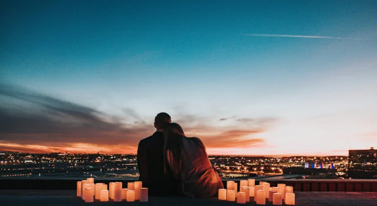 Image de Amour/Couple. Lorsque j'ai lu le message initial qui a lancé ce fil de discussion, je me suis senti profondément interpellé. Car oui, j'ai moi aussi connu cette peur, ce sentiment d'incapacité à franchir cette barrière invisible qui nous sépare parfois de l'autre. Comprendre la source de notre peur Pour surmonter un défi, il est essentiel de comprendre ses origines. Dans mon cas, ma peur de l'intimité était étroitement liée à des expériences passées, des insécurités enfouies et une crainte du rejet. Prendre conscience de ces facteurs a été un premier pas crucial vers le changement. Je crois fermement en la puissance de la communication. Parler ouvertement de nos craintes et de nos désirs avec la personne concernée peut souvent dissiper les malentendus et créer un lien de confiance mutuelle. L'une des leçons les plus précieuses que j'ai apprises est que la vulnérabilité n'est pas une faiblesse, mais une force. Oser se montrer tel que l'on est, avec ses peurs et ses incertitudes, peut être libérateur. C'est un pas courageux vers une connexion authentique avec les autres. Pratiquer la compassion envers soi-même Nous sommes souvent notre pire critique.Apprendre à se pardonner, à s'accepter tel que l'on est, est essentiel dans le processus de guérison. Nous sommes tous en chemin, et il est important de se rappeler que chaque petit pas compte. Surmonter la peur de l'intimité n'est pas un processus rapide ni linéaire. Cela demande du temps, de la patience et de la persévérance. Il est essentiel de ne pas se décourager face aux revers et d'être bienveillant envers soi-même. Chers membres du forum, je vous remercie de m'avoir donné l'opportunité de partager mon expérience et mes réflexions sur ce sujet délicat mais crucial. La peur de l'intimité peut être une barrière difficile à surmonter, mais en partageant nos histoires, nos conseils et notre soutien mutuel, nous pouvons avancer ensemble vers une plus grande compréhension de nous-mêmes et des autres. Je vous encourage à poursuivre cette discussion, à poser des questions, à partager vos propres expériences et à offrir votre soutien à ceux qui en ont besoin. Ensemble, nous sommes plus forts. Je vous souhaite à tous une journée remplie de courage, de compassion et d'ouverture.