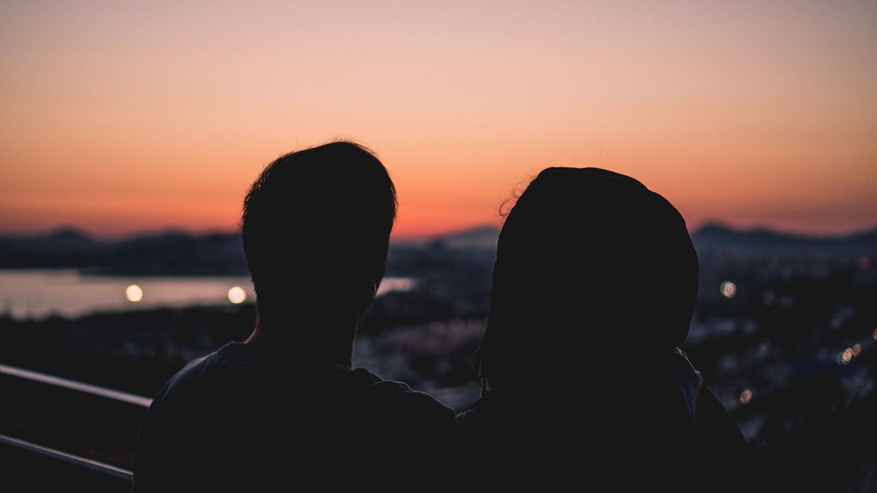 Image de Amour/Couple. En lisant le message initial, je me suis immédiatement rappelé des moments où j'ai été confronté à des dilemmes similaires dans ma propre vie. L'amour peut être à la fois merveilleux et déchirant, et parfois, les circonstances semblent nous échapper complètement. Naviguer à travers les signaux confus L'une des parties les plus difficiles de l'amour est de déchiffrer les signaux que l'autre personne envoie. Dans le cas présent, la situation semble particulièrement délicate, avec des avances ambiguës et des réponses peu claires. Il est compréhensible de se sentir perdu et dépassé. Lorsque nous sommes confrontés à des situations que nous ne pouvons pas changer, il est essentiel d'apprendre à accepter la réalité telle qu'elle est. Parfois, cela signifie accepter que l'objet de notre affection puisse choisir un autre chemin, même si cela nous brise le cœur. Prendre soin de soi avant tout Dans ces moments de chagrin et de confusion, il est crucial de prendre soin de soi. Cela peut signifier différentes choses pour différentes personnes : chercher du soutien auprès de proches, consulter un professionnel de la santé mentale, ou simplement prendre du temps pour se retrouver et se guérir. Bien que cela puisse sembler difficile à envisager dans l'instant présent, il est important de se rappeler qu'il y aura toujours de nouvelles opportunités d'amour et de bonheur dans le futur. Garder l'esprit ouvert à de nouvelles rencontres et expériences peut aider à guérir les blessures du passé. Chers membres du forum, je vous remercie de m'avoir permis de partager mes réflexions sur ce sujet poignant. L'amour peut être un voyage tumultueux, avec ses hauts et ses bas, ses joies et ses peines. Dans les moments de désespoir, il est crucial de se rappeler que nous ne sommes pas seuls, et que le soutien et la compréhension de la communauté peuvent apporter un réconfort inestimable. Je vous encourage à partager vos propres histoires, conseils et réflexions sur ce sujet, car ensemble, nous pouvons trouver la force et la sagesse nécessaires pour naviguer à travers les eaux troubles de l'amour. Je vous envoie à tous mes pensées chaleureuses et mon soutien.