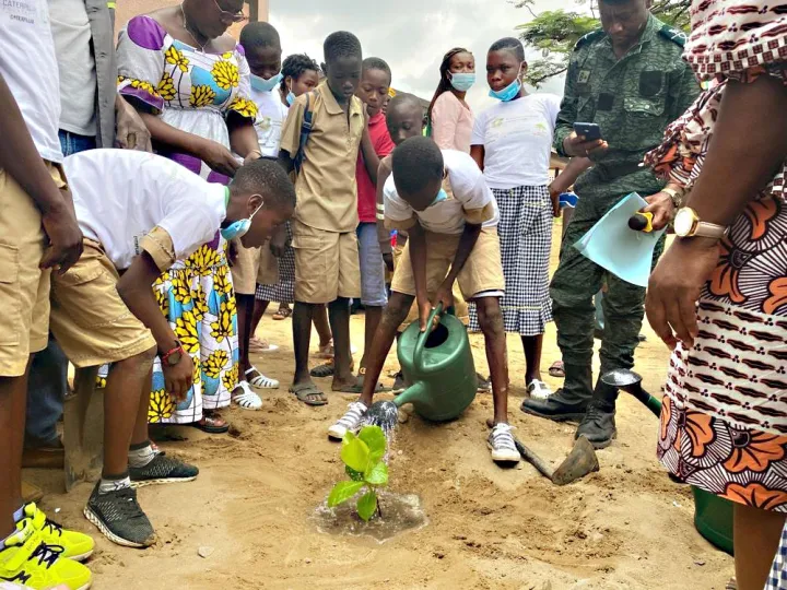 Image de Société. La Côte d'Ivoire, considérée comme la locomotive économique de l'Afrique de l'Ouest, est confrontée à un défi majeur : celui du changement climatique. Malgré son dynamisme économique, le pays est l'un des plus vulnérables aux effets néfastes du réchauffement planétaire. Cette situation suscite une mobilisation sans précédent des autorités ivoiriennes et des organisations internationales pour renforcer la résilience du pays face à ce défi majeur. L'Afrique face à l'injustice climatique L'Afrique, bien que contribuant très peu aux émissions mondiales de CO2, subit de plein fouet les conséquences du réchauffement climatique. Avec une augmentation des températures de +1,4°C depuis l'ère préindustrielle, le continent africain se réchauffe plus rapidement que la moyenne mondiale. Cette situation entraîne une série de conséquences néfastes, telles que les vagues de chaleur, la baisse des précipitations et la surmortalité des arbres, exacerbant ainsi les inégalités environnementales et climatiques. Face à cette réalité, les pays développés se sont engagés, lors de la COP de 2009, à verser 100 milliards de dollars par an aux pays en développement pour les aider à faire face aux défis climatiques. Cependant, plusieurs années plus tard, cet engagement n'est toujours pas pleinement respecté. L'Afrique n'attire que 2 % des investissements mondiaux en faveur de l'énergie propre, ce qui crée un déficit financier majeur pour la région. La Côte d'Ivoire en première ligne En raison de sa dépendance au secteur agricole et de la concentration de ses activités industrielles sur la côte, la Côte d'Ivoire est particulièrement exposée aux effets du changement climatique. Consciente de cette réalité, le pays s'engage résolument dans la transition vers une économie plus résiliente et durable. Le Fonds Monétaire International (FMI) vient d'approuver un accord de 1,3 milliard de dollars en faveur de la Côte d'Ivoire pour renforcer sa résilience et sa durabilité. Ce financement vise à soutenir les réformes entreprises par le gouvernement ivoirien pour faire face aux défis climatiques. Parallèlement, le pays adopte des projets ambitieux dans le domaine de l'énergie verte, avec notamment la construction de centrales solaires et la promotion des énergies renouvelables. La résilience au niveau local Au-delà des initiatives gouvernementales, la résilience face au changement climatique émerge également au niveau local. Des projets comme le projet LARACI visent à renforcer la résilience des territoires et à promouvoir l'adaptation au changement climatique dans les régions centrales de la Côte d'Ivoire. De même, des programmes de formation et de soutien aux agriculteurs pour la transition vers des pratiques agricoles durables sont mis en place pour préparer les communautés locales aux défis à venir. Face à l'urgence climatique, quelles actions supplémentaires pourraient être entreprises par la communauté internationale pour soutenir les pays africains dans leur transition vers une économie résiliente et durable ?