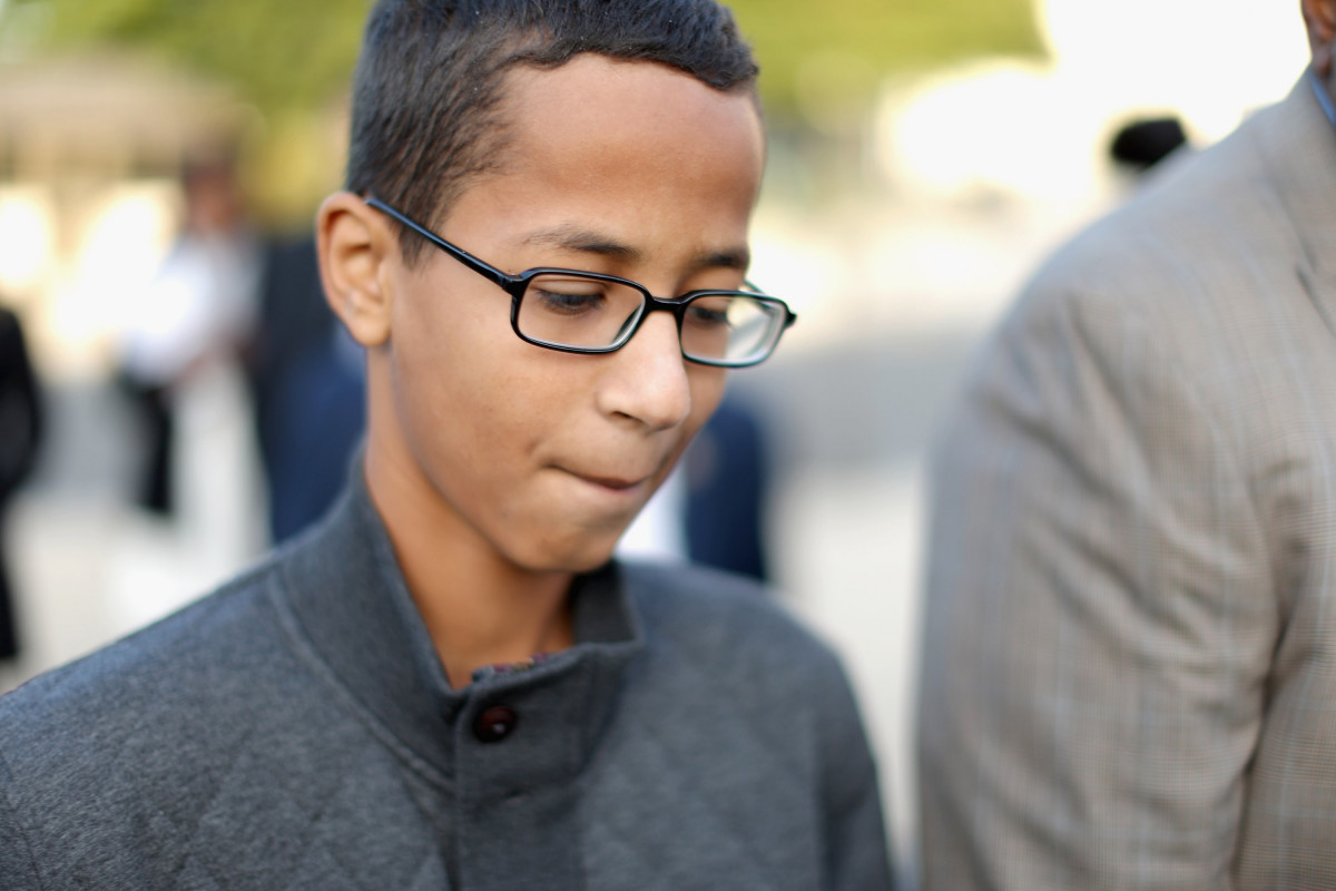 Image de Faits Divers. L'histoire d'Ahmed Mohamed est à la fois inspirante et troublante. En tant que jeune inventeur passionné de science et de technologie, Ahmed a créé une horloge artisanale qu'il a apportée fièrement à son école pour impressionner ses enseignants et ses camarades. Cependant, cette initiative louable a rapidement tourné au cauchemar lorsque les enseignants de l'école ont pris l'horloge pour une bombe, entraînant l'arrestation et la détention d'Ahmed par les autorités. Réflexion sur la Réaction des Enseignants : Prévention ou Méfiance ? La réaction des enseignants d'Ahmed soulève des questions importantes sur la manière dont la méfiance et les préjugés peuvent influencer nos perceptions et nos actions. Certains pourraient soutenir que les enseignants ont agi par précaution pour protéger la sécurité de l'école, tandis que d'autres pourraient voir leur réaction comme le reflet d'une méfiance injustifiée envers un jeune homme arabe passionné de science. Il est crucial d'analyser ces réactions avec un regard critique et empathique pour comprendre les nuances de cette situation complexe. Face à l'injustice subie par Ahmed, la communauté locale et des personnalités publiques de renom ont exprimé leur soutien et leur solidarité envers le jeune inventeur. Le président américain Barack Obama et Mark Zuckerberg, fondateur de Facebook, ont notamment exprimé leur désir de rencontrer Ahmed pour lui témoigner leur soutien et leur admiration pour son ingéniosité. Cette réaction positive souligne l'importance de reconnaître et de célébrer l'innovation, même dans des circonstances difficiles. Ouverture à la Discussion : Vos Points de Vue et Réflexions Maintenant que j'ai partagé mes réflexions sur l'affaire Ahmed Mohamed, j'aimerais entendre vos opinions et réflexions. Que pensez-vous de la réaction des enseignants d'Ahmed ? Pensez-vous que la méfiance envers le jeune homme a joué un rôle dans cette situation ? Comment pouvons-nous encourager l'innovation tout en assurant la sécurité des écoles ? N'hésitez pas à partager vos pensées dans les commentaires ci-dessous. Votre contribution est essentielle pour approfondir cette discussion et explorer les différentes perspectives sur cet événement marquant. En conclusion, l'affaire Ahmed Mohamed met en lumière les défis auxquels sont confrontés les jeunes innovateurs dans un monde parfois marqué par la méfiance et les préjugés. En partageant nos points de vue et en engageant des discussions ouvertes et respectueuses, nous pouvons contribuer à promouvoir un environnement où l'innovation est encouragée et célébrée pour le bien de tous. Je vous remercie à l'avance pour votre participation à cette discussion et j'ai hâte de lire vos réflexions.