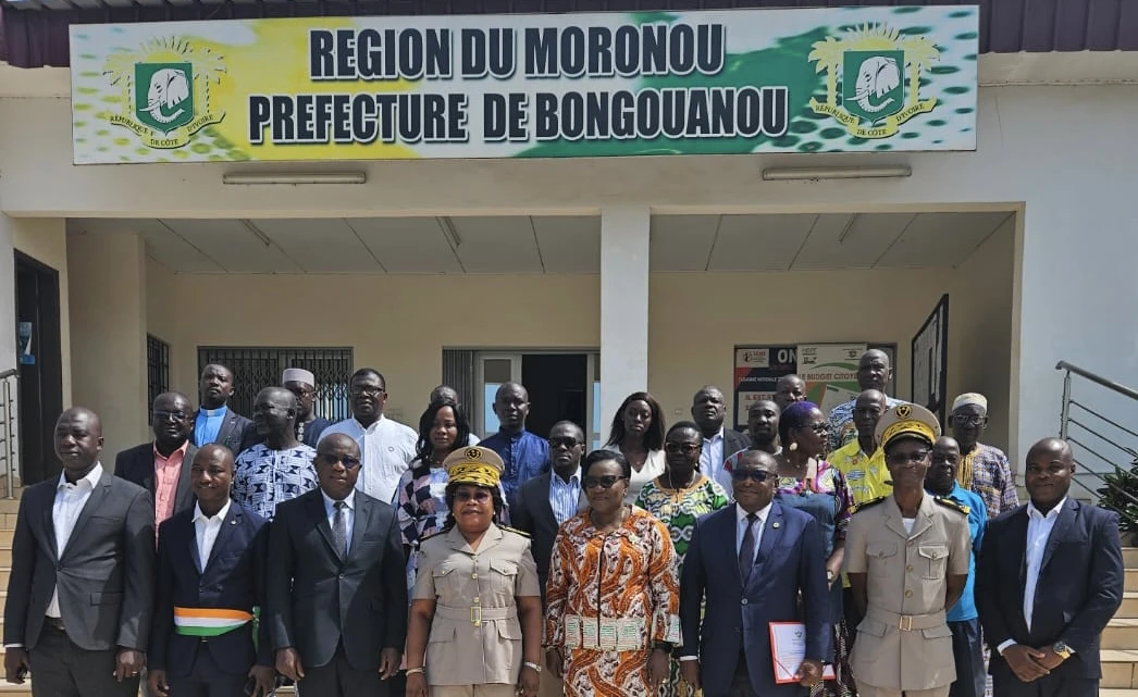 Image de Société. Dans le cadre d'une démarche proactive pour promouvoir la paix et la stabilité, le Programme National de Cohésion Sociale (PNCS) a organisé un atelier de renforcement des capacités à Bongouanou le mardi 26 mars 2024. Cet événement, dirigé par le directeur général du PNCS, Houssou Konan, a réuni les acteurs et leaders sociaux de la région pour discuter de la gestion des rumeurs, de la prévention et de la lutte contre les discours de haine. Une Rencontre au Cœur de la Cohésion Communautaire Pour comprendre l'importance de cette initiative, il est essentiel de considérer le contexte spécifique de Bongouanou. Cette ville, ayant traversé des périodes de turbulence lors de crises antérieures, représente un symbole de résilience et de réconciliation. Houssou Konan a souligné l'importance de consolider la paix dans cette région, en mettant l'accent sur la nécessité de prévenir toute résurgence de tensions passées. En invitant les communautés à s'approprier les outils de cohésion et de paix, il a mis en lumière l'importance vitale de ce dialogue pour assurer un avenir harmonieux et prospère pour tous. Les propos de Houssou Konan résonnent en écho avec la vision du président de la République de Côte d'Ivoire, qui prône la solidarité, l'unité et la paix. En appelant à l'adhésion pleine et entière à cette vision, il rappelle que la victoire de l'équipe nationale lors de la CAN 2023 était le fruit d'un effort collectif, rendu possible grâce à la cohésion et à l'unité nationale. Ce message, porté par les autorités locales et nationales, vise à renforcer le tissu social et à promouvoir une culture de paix et d'harmonie dans tout le pays. Un Engagement Communautaire Fortifié L'ouverture de la cérémonie par Madame Jeannette Okoma, préfète de la région du Moronou et préfète du département de Bongouanou, met en lumière l'importance de la mobilisation communautaire dans cette démarche. Son appel à l'engagement actif des participants dans la diffusion des discours de paix au sein de leurs communautés témoigne de la volonté collective de construire un avenir meilleur. Cette initiative ne se limite pas à une simple réaction aux événements actuels, mais constitue également une anticipation des défis potentiels à venir. Alors que la présidentielle de 2025 approche, il est essentiel de renforcer les fondements de la cohésion sociale pour prévenir les violences post-électorales et promouvoir un dialogue constructif entre toutes les parties prenantes. Alors que les efforts pour renforcer la cohésion sociale se poursuivent à Bongouanou et dans tout le pays, une question fondamentale se pose : quelle voie emprunter pour garantir une cohésion sociale durable en Côte d'Ivoire? Face aux défis socio-politiques et économiques, quelles stratégies devraient être adoptées pour promouvoir une culture de paix, de tolérance et de solidarité?