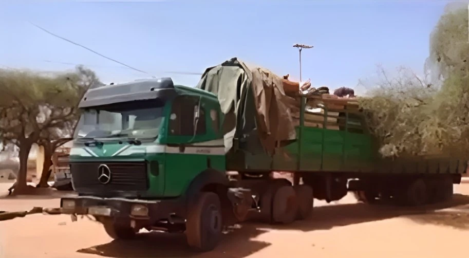 Image de Affaires Etrangères. Dans un récent développement spectaculaire, les autorités nigériennes ont révélé avoir mis la main sur un camion chargé d'une cargaison inhabituelle de munitions et d'équipements de guerre, en route pour la Côte d'Ivoire. Cette découverte intervient dans un climat diplomatique tendu entre Niamey et Abidjan, la capitale ivoirienne. Une interception remarquable Louée comme un coup de maître par les médias locaux, l'opération de saisie s'est déroulée le 18 mars 2024, sur la route de Zindigori, dans la région de Tillaberi, frontalière avec le Burkina Faso. Les forces de sécurité nigériennes ont arrêté un camion transportant une cargaison inhabituelle, déclenchant ainsi une série d'interrogations et de spéculations. Selon les rapports émanant des autorités nigériennes, le véhicule suspect était en route pour la Côte d'Ivoire, mais ce qui a été découvert lors de la fouille a éveillé de graves préoccupations. Les agents de sécurité, lors d'une inspection de routine au poste de contrôle, ont été surpris de trouver dissimulés parmi des biens apparemment anodins une quantité significative de munitions de divers calibres, des équipements militaires, des outils de communication, ainsi que des documents divers, dont un passeport américain. Cette découverte a immédiatement conduit à l'arrestation du chauffeur et du convoyeur du camion, immatriculé 8D 4281/BD 5017 NY et de marque Mercedes. Les suspects ont été placés en détention pour interrogatoire, les autorités nigériennes suspectant que les munitions saisies étaient destinées à des groupes terroristes. Les investigations en cours cherchent à établir les liens entre les suspects et d'éventuels commanditaires ou réseaux criminels. Une ambiance diplomatique électrique Cette interception intervient dans un contexte tendu entre le Niger et la Côte d'Ivoire. Les relations ont été exacerbées par les prises de position divergentes des deux pays au sujet du coup d'État militaire au Niger. Tandis que la Côte d'Ivoire a plaidé en faveur d'une intervention militaire pour restaurer l'ordre constitutionnel, le Niger a vivement critiqué ces appels, accusant Abidjan d'ingérence dans ses affaires intérieures. La réaction de la junte militaire au Niger, rappelant son ambassadeur à Abidjan, a jeté de l'huile sur le feu, soulignant les tensions croissantes entre les deux États. Interrogés sur la provenance et la destination de la cargaison interceptée, les suspects ont fait référence à un individu nommé A. Aziz et prétendu avoir reçu les instructions de transporter les articles de Niamey à Abidjan. Ils ont toutefois nié avoir eu connaissance du contenu militaire du chargement. Cette révélation a alimenté les spéculations sur d'éventuelles complicités ou réseaux de contrebande agissant entre les deux pays, soulignant les défis persistants en matière de sécurité transfrontalière et de lutte contre le trafic illicite d'armes et de munitions dans la région. La découverte de ce camion chargé de munitions et d'équipements de guerre destinés à la Côte d'Ivoire soulève de nombreuses questions sur la sécurité régionale et la coopération transfrontalière. Alors que les autorités nigériennes continuent leur enquête pour démêler les tenants et aboutissants de cette affaire, il est impératif que les pays de la région intensifient leurs efforts pour contrer les réseaux criminels et prévenir le trafic d'armes, afin d'assurer la stabilité et la sécurité dans toute l'Afrique de l'Ouest. Quelles mesures supplémentaires seront prises pour renforcer la sécurité et la coopération régionale dans la lutte contre le trafic d'armes et le terrorisme ?