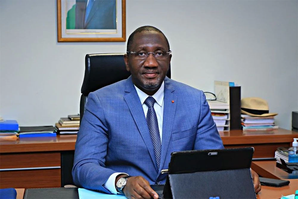 Image de Société. La Côte d'Ivoire, dans sa quête d'amélioration de son environnement commercial, a amorcé une démarche significative avec le lancement de l'Atelier de l'élaboration de la stratégie Nationale de Facilitation de Commerce. Sous la supervision du ministère du Commerce et de l'Industrie, cette initiative vise à renforcer la compétitivité du pays sur le plan commercial. Objectif de l'Atelier L'Atelier, inauguré par Olivier Daipo, Directeur de cabinet adjoint représentant le ministre ivoirien du Commerce et de l’Industrie, s'est ouvert le jeudi 21 mars 2024. Il est né de la reconnaissance de l'importance cruciale de l'accord de l'Organisation Mondiale sur la Facilitation des Échanges, adopté en décembre 2013. Cet accord vise à simplifier les procédures transfrontalières pour rendre le commerce international plus fluide, moins coûteux et plus prévisible. La Côte d'Ivoire, en tant que signataire de cet accord, se montre proactive dans sa mise en œuvre. Olivier Daipo a souligné que le gouvernement ivoirien s'engage activement dans des actions réglementaires et institutionnelles visant à faciliter les échanges internationaux. Cette démarche témoigne de la volonté du pays d'optimiser les opportunités offertes par l'Accord de Facilitation des Échanges. La stratégie nationale élaborée lors de cet atelier servira de feuille de route pour orienter les réformes visant à réduire les formalités administratives et les tracasseries douanières. L'objectif est de simplifier les procédures commerciales et d'améliorer l'environnement des affaires en Côte d'Ivoire. Cette approche coordonnée et inclusive implique la participation de tous les acteurs nationaux et internationaux pour garantir son succès. Création du Comité National de Facilitation des Échanges En conformité avec les dispositions de l'Accord de Facilitation des Échanges de l'OMC et de la Zone de Libre-Échange Continentale Africaine (ZLECAf), la Côte d'Ivoire a mis en place un Comité National de Facilitation des Échanges. Ce comité sera chargé de coordonner les efforts visant à simplifier les procédures commerciales et à promouvoir un environnement commercial favorable. Olivier Daipo a exprimé sa gratitude envers les partenaires techniques, notamment Trade Mark Africa (TMA) et le Royaume-Uni, pour leur soutien dans l'organisation de cet atelier. Leur contribution a été essentielle pour définir la stratégie nationale et élaborer un plan d'actions concret. L'ouverture de l'atelier a rassemblé des personnalités éminentes telles que le Directeur général du Commerce Extérieur, le Directeur général de CI Export, ainsi que des représentants de Trade Mark Africa (TMA) et du Royaume-Uni. Leur présence témoigne de l'importance accordée à cette initiative pour le développement économique de la Côte d'Ivoire. Alors que la Côte d'Ivoire s'engage dans l'élaboration de sa stratégie nationale de facilitation de commerce, l'avenir du pays sur le plan commercial semble prometteur. Toutefois, des défis subsistent, notamment en matière de mise en œuvre et de coordination des réformes. Il sera crucial de maintenir l'élan et de veiller à ce que la stratégie nationale soit pleinement intégrée dans les politiques commerciales du pays. Dans quelle mesure cette stratégie nationale de facilitation de commerce contribuera-t-elle à renforcer la compétitivité de la Côte d'Ivoire sur le marché international ?