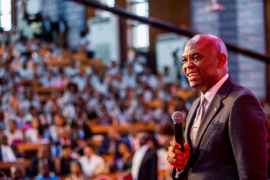 Image de Société. La Fondation Tony Elumelu (TEF) a récemment dévoilé les noms des entrepreneurs retenus pour sa dixième sélection au programme d'entrepreneuriat de la TEF. Cette annonce, effectuée le 15 mars 2024 à Lagos, au Nigeria, marque une étape cruciale dans l'engagement continu de la fondation envers l'autonomisation des jeunes entrepreneurs à travers le continent africain. Un soutien financier et un mentorat pour les jeunes entrepreneurs Depuis sa création, la TEF s'est imposée comme un acteur majeur dans le soutien aux entrepreneurs africains en herbe. Grâce à son programme d'entrepreneuriat, elle offre aux lauréats sélectionnés un financement, un mentorat et un soutien au renforcement des capacités. Cette dixième cohort vient ainsi s'ajouter aux 20 000 entrepreneurs précédemment financés par la fondation, représentant le double de l'engagement initial. Le montant total des financements décaissés par la Fondation Tony Elumelu s'élève à 100 millions de dollars, une somme considérable qui a contribué à la création de plus de 400 000 emplois directs et indirects sur le continent. Cette contribution significative à l'économie africaine souligne l'impact positif et la portée du programme de la TEF dans la stimulation de la croissance économique et du développement durable. Un aspect essentiel de l'initiative de la TEF est son engagement en faveur de l'inclusion et de l'égalité des genres. En effet, 45 % des bénéficiaires de ce programme sont des femmes, démontrant ainsi l'importance accordée par la fondation à la promotion de l'entrepreneuriat féminin en Afrique. Cette démarche témoigne d'une volonté de créer un environnement propice à l'épanouissement de toutes les communautés, indépendamment du genre. Une vision d'africapitalisme pour un développement durable À travers son programme d'entrepreneuriat, la Fondation Tony Elumelu incarne la vision d'africapitalisme de son fondateur, Tony Elumelu. Cette approche encourage le secteur privé, notamment les entrepreneurs, à jouer un rôle central dans le développement économique et social de l'Afrique. La TEF s'inspire directement du parcours entrepreneurial de Tony Elumelu pour semer les graines de l'innovation et de la réussite à travers tout le continent. Dans une déclaration récente, Tony Elumelu a souligné l'importance de démocratiser les opportunités et de partager la prospérité à travers l'Afrique. Pour lui, l'initiative de la TEF vise à offrir une chance égale à tous les jeunes entrepreneurs talentueux, indépendamment de leur origine ou de leur situation économique. Cette approche inclusive contribue à créer une véritable coalition d'entrepreneurs africains déterminés à transformer leurs communautés et à impulser un changement positif à l'échelle continentale. En conclusion, la Fondation Tony Elumelu continue de jouer un rôle crucial dans la promotion de l'entrepreneuriat et de l'innovation en Afrique. Grâce à son engagement indéfectible envers les jeunes entrepreneurs, elle contribue à créer un écosystème dynamique et florissant qui stimule la croissance économique et favorise le développement durable. Alors que la dixième cohorte du programme d'entrepreneuriat de la TEF est annoncée, il est clair que la fondation demeure un catalyseur essentiel pour l'avenir de l'entrepreneuriat africain. Quelles initiatives supplémentaires pourraient être mises en place pour renforcer l'impact de l'entrepreneuriat en Afrique et favoriser une croissance économique inclusive ?