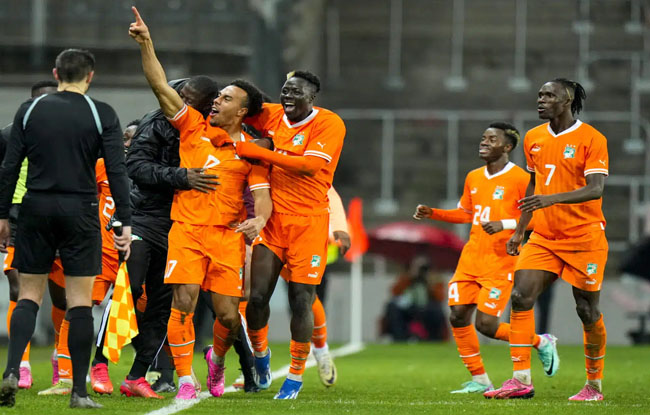 Image de Football. Après un match nul contre le Bénin, la sélection ivoirienne de football a rebondi avec brio en battant l'équipe uruguayenne lors d'un match amical tenu ce mardi 26 mars 2024 à Lens, en France. Cette victoire (2-1) témoigne du dynamisme des champions d'Afrique qui ont su imposer leur style de jeu face à un adversaire réputé. Une performance remarquable dès le début Dès le coup d'envoi, l'équipe ivoirienne a montré sa détermination à prendre le contrôle du match. Le pressing incessant exercé par les Éléphants a porté ses fruits dès la 9e minute, avec un coup de pied puissant de Kossonou Odilon qui, dévié par un défenseur uruguayen, a fini au fond des filets adverses. Cet auto-goal a donné un avantage précieux à l'équipe de Faé Emerse. Malgré cet avantage, les champions d'Afrique ont dû faire face à une équipe uruguayenne coriace, déterminée à revenir dans le match. C'est à la 77e minute que Vinus, joueur uruguayen, a réussi à égaliser depuis la surface de réparation, profitant d'une ouverture dans la défense ivoirienne. Le gardien Yahia Fofana, bien que tentant de dévier la frappe, n'a pu empêcher le but égalisateur. Alors que l'égalisation semblait compromettre les espoirs ivoiriens, l'équipe n'a pas baissé les bras. À la 84e minute, Guéla Doué, entré en cours de jeu, a su saisir l'opportunité et marquer un but décisif sur un corner exécuté par Simon Adingra. Cette réalisation a scellé la victoire des Ivoiriens, démontrant à la fois leur détermination et la justesse des choix tactiques opérés par l'entraîneur. Analyse et perspectives Cette performance témoigne de la qualité et du potentiel de l'équipe ivoirienne, qui a su rebondir après un match nul décevant. Le coaching avisé de Faé Emerse a été un facteur clé de cette victoire, mettant en lumière sa capacité à prendre les bonnes décisions tactiques dans les moments cruciaux du match. Cependant, cette rencontre amicale soulève également des questions sur la régularité de l'équipe ivoirienne. Si cette victoire est indéniablement positive, il reste à voir si les Éléphants pourront maintenir ce niveau de performance dans les prochains matchs, notamment lors des compétitions officielles à venir. En fin de compte, cette victoire contre l'Uruguay offre à l'équipe ivoirienne une source de motivation et de confiance pour l'avenir. Elle prouve également que le football africain continue de progresser et de rivaliser avec les meilleures équipes du monde.