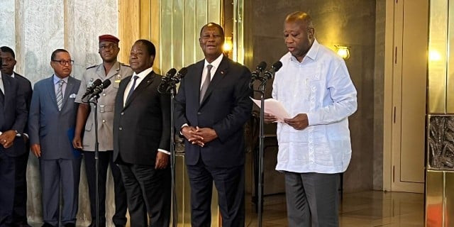 Image de Politique. Dans un épisode récent de la saga politique ivoirienne, une rencontre entre Laurent Gbagbo et Koné Souleymane Kamaraté, alias Soul To Soul, a révélé une conversation significative entre Gbagbo et Alassane Ouattara, centrée sur le cas épineux de Guillaume Soro. Les Coulisses d'une Conversation Politique Cruciale Lors de son audience avec Soul To Soul, Laurent Gbagbo a mis en lumière un dialogue précédent avec Alassane Ouattara, jetant ainsi un nouvel éclairage sur la situation de Guillaume Soro, personnalité politique influente et ancien président de l'Assemblée nationale ivoirienne. Gbagbo a partagé un extrait de cette conversation, révélant son étonnement face à la position d'Ouattara concernant le retour de Soro en Côte d'Ivoire. "Qu'est-ce que Guillaume Soro va voir qu'il n'a pas encore vu ?" a interrogé Gbagbo, exprimant ainsi sa perplexité quant à la situation de l'ancien allié politique. Un Plaidoyer pour le Retour de Soro Au-delà de la simple révélation de cette conversation, Gbagbo a également souligné son plaidoyer constant en faveur du retour de Guillaume Soro en Côte d'Ivoire, ainsi que pour la libération des détenus politiques. Cette déclaration illustre l'engagement continu de Gbagbo envers la réconciliation nationale et la consolidation de la démocratie en Côte d'Ivoire. Lors de cette audience, Damana Pickass, deuxième vice-président du conseil stratégique et politique du FPI, a partagé un témoignage émouvant sur son lien personnel avec Laurent Gbagbo. Il a décrit Gbagbo non seulement comme un leader politique, mais aussi comme une figure paternelle qui a joué un rôle crucial dans la vie de nombreux jeunes ivoiriens, intervenant même dans des problèmes universitaires.Ce témoignage met en lumière l'impact profond de Gbagbo sur la jeunesse ivoirienne et souligne son importance en tant que figure emblématique de la politique ivoirienne. Alors que la politique ivoirienne continue d'évoluer, cette révélation de Gbagbo soulève une question essentielle : quelles sont les implications de cette conversation pour l'avenir politique de la Côte d'Ivoire ? Alors que la nation cherche à consolider sa démocratie et à promouvoir la réconciliation nationale, le sort de Guillaume Soro demeure au centre des débats. À cet égard, quelle sera la prochaine étape pour les principaux acteurs politiques ivoiriens ?