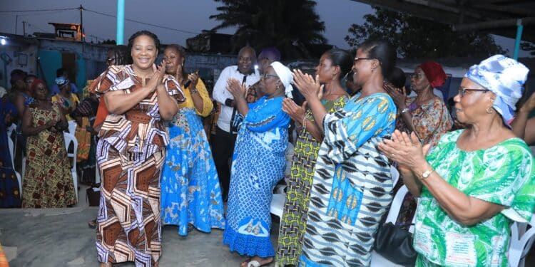 Image de Politique. La Fête de la Renaissance, un événement majeur pour le Parti des Peuples Africains - Côte d'Ivoire (PPA-CI), approche à grands pas. Dans cette optique, les militantes de Yopougon, sous la direction énergique de Seri Louma Hortense, présidente de la Ligue des femmes, se mobilisent activement pour marquer leur présence à cet événement d'envergure nationale. Cette mobilisation a été initiée lors d'une rencontre vibrante qui a eu lieu dans la commune de Yopougon le lundi 25 mars 2024. Seri Louma Hortense : L'Appel à la Mobilisation Lors de cette rencontre, Seri Louma Hortense a captivé l'attention des femmes présentes en exposant avec passion les enjeux cruciaux de la situation actuelle en Côte d'Ivoire. Elle a souligné l'importance de l'échéance de 2025 et l'urgence pour les citoyens ivoiriens de prendre leur destin en main. À travers des mots empreints de détermination, elle a exhorté ses camarades à se lever pour défendre leurs droits et à soutenir fermement Laurent Gbagbo, qu'elle considère comme le leader capable de redresser le pays. La mobilisation des militantes PPA-CI de Yopougon ne se limite pas à de simples discours. Ganon Lucie Epse Bohui, responsable des femmes du District d'Abidjan, a exprimé sa gratitude envers Seri Louma Hortense pour son leadership inspirant et son engagement sans faille. Elle a également salué l'implication des membres du Bureau Exécutif National (BEN) et a promis une mobilisation massive à Agboville pour la Fête de la Renaissance. Un Rassemblement pour l'Avenir La Fête de la Renaissance, qui se tiendra du 5 au 6 avril 2024 à Agboville, sera bien plus qu'un simple événement politique. C'est une opportunité pour les femmes de la Côte d'Ivoire de faire entendre leur voix, de revendiquer leurs droits et de témoigner de leur soutien indéfectible à leur leader, Laurent Gbagbo. Cette manifestation symbolise l'espoir d'un avenir meilleur, où les richesses du pays bénéficieront à tous ses citoyens, et non à quelques privilégiés. Alors que la mobilisation des militantes PPA-CI de Yopougon prend de l'ampleur, une question émerge : quel sera l'impact de leur action sur le paysage politique ivoirien ? Leur détermination à faire entendre leur voix et à défendre leurs convictions contribuera-t-elle à façonner l'avenir de la Côte d