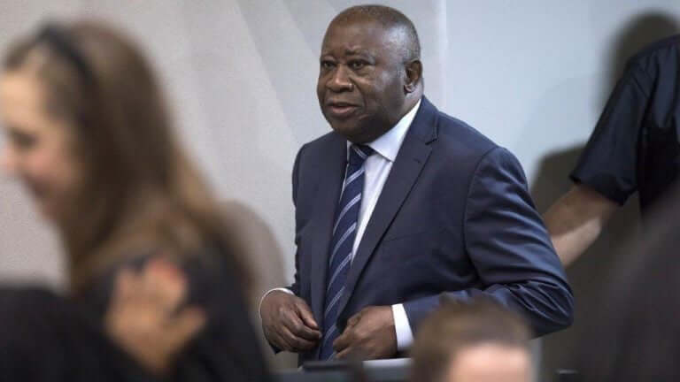 Image de Politique. Dans une révélation surprenante, le président du parti des peuples africains – Côte d’Ivoire (PPA-CI), Laurent Gbagbo, a déclaré avoir eu des échanges téléphoniques avec Koné Souleymane, également connu sous le nom de Soul to Soul, pendant sa détention à la Cour pénale internationale (CPI). Cette information, divulguée le mardi 26 mars 2024, a suscité des interrogations quant à la nature de cette communication entre deux figures politiques ivoiriennes d'envergure. Un Échange Inattendu Alors qu'il était détenu à la prison de Scheveningen à La Haye, aux Pays-Bas, Laurent Gbagbo aurait reçu plusieurs appels téléphoniques de Koné Souleymane, plus connu sous le surnom de Soul to Soul. Ce dernier, ancien directeur du protocole de Guillaume Soro, aurait rendu visite à Gbagbo à son domicile, accompagné de sa mère et d'une délégation de Générations et Peuples Solidaires (GPS). Cette révélation a pris de court de nombreux observateurs politiques, étant donné les liens étroits de Soul to Soul avec Guillaume Soro, une figure clé de l'opposition ivoirienne. Laurent Gbagbo a déclaré avoir souhaité rendre visite à Soul to Soul pour exprimer sa solidarité, en raison de son expérience commune de la détention. "J’ai tenu à ce qu’on parte te saluer parce que moi, je connais la souffrance de la prison. Et puis, même quand j'étais à la CPI, à plusieurs reprises, tu as appelé pour avoir de mes nouvelles", a déclaré Gbagbo. Cette attitude de compassion et de compréhension envers un ancien adversaire politique soulève des questions sur les évolutions des relations au sein de la scène politique ivoirienne. Une Histoire Complex La relation entre Laurent Gbagbo et Soul to Soul est complexe, étant donné leurs affiliations politiques divergentes. Soul to Soul, étroitement associé à Guillaume Soro, a joué un rôle clé dans la vie politique ivoirienne, notamment en tant que directeur du protocole de Soro. Cependant, les échanges téléphoniques entre Gbagbo et Soul to Soul révèlent une dimension inattendue dans leurs relations, transcendant les clivages politiques traditionnels. Laurent Gbagbo a souligné que sa relation avec Soul to Soul va au-delà des considérations politiques. "Au-delà de la politique, je vous connais tous les deux depuis longtemps, même si cela fait maintenant longtemps que nous ne nous sommes pas vus", a-t-il déclaré. Cette remarque met en lumière les liens personnels qui peuvent persister malgré les différences idéologiques et politiques, soulignant ainsi l'importance des relations humaines au-delà de l'arène politique. Alors que la Côte d'Ivoire entre dans une nouvelle phase de son histoire politique, marquée par des évolutions complexes et des relations politiques en mutation, les révélations de Laurent Gbagbo soulèvent des questions sur les dynamiques en jeu. Quelles seront les conséquences de ces échanges téléphoniques sur le paysage politique ivoirien ? Comment ces interactions influenceront-elles les alliances politiques et les relations interpersonnelles à l'avenir ? La réponse à ces questions reste à découvrir, mais elles soulignent l'importance de suivre de près les développements politiques en Côte d'Ivoire dans les mois à venir.