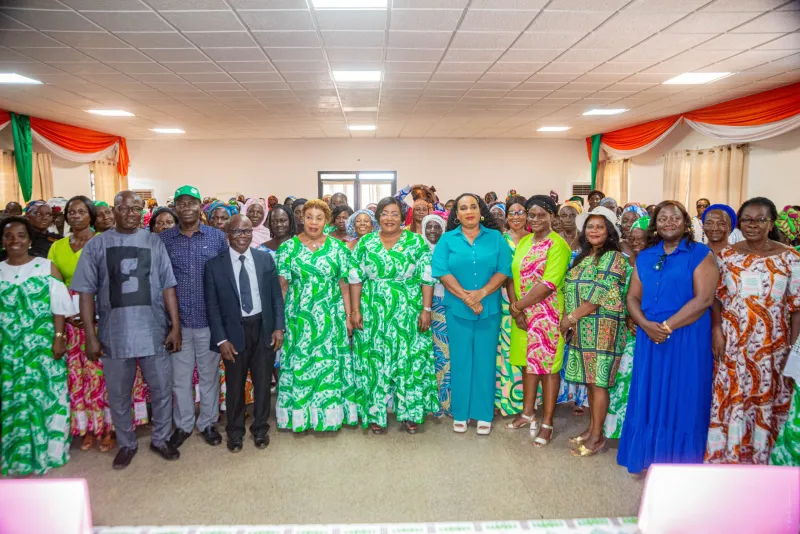 Image de Santé. Dans une initiative inédite, la Journée internationale des droits de la femme a pris une tournure différente cette année à Arrah, le 27 mars 2024. Au lieu des festivités habituelles, l'honorable Mme Harlette Badou N’guessan, maire d'Arrah, en collaboration avec l'association Marathon des Femmes de Côte d'Ivoire (Mafem-CI), a orchestré une série d'activités axées sur la santé et l'autonomisation des femmes. Cette initiative s'est démarquée par sa portée, sa pertinence et son engagement en faveur du bien-être et de l'autonomie des femmes de la région. Un Rassemblement Dédié au Bien-être Féminin L'événement a attiré les femmes de la commune d’Arrah et des environs, toutes réunies pour bénéficier des différentes activités organisées. Dirigées par Mme Harlette Badou N’guessan et en partenariat avec l'association Mafem-CI, ces activités ont mis l'accent sur des aspects cruciaux tels que le dépistage du cancer et du diabète, ainsi que des formations visant à renforcer l'autonomisation des femmes. Ce qui a rendu cette journée particulièrement significative, c'est la combinaison habile de la sensibilisation à la santé et de l'autonomisation économique. Mme N'guessan a souligné l'importance de cette approche holistique : "J’ai voulu que cette séance porte sur l’autonomisation, c’est-à-dire comment vous pouvez gérer votre affaire. Quand on parle d’affaire, ce n’est pas seulement celles qui font le commerce. Même celles qui font les travaux champêtres, il faudrait bien analyser." Cette déclaration témoigne d'une vision inclusive de l'autonomisation, englobant les diverses réalités et occupations des femmes de la région. La maire d'Arrah a également mis en évidence le lien intrinsèque entre santé et autonomie. Elle a souligné que pour être véritablement autonome, il est impératif d'être en bonne santé. Ainsi, la séance de dépistage du diabète, du cancer du sein et du col de l'utérus revêtait une importance capitale. Mme N'guessan a exprimé ses préoccupations envers les problèmes de santé affectant les femmes de la région : "En considération de certains malheurs au cours de l’année 2023, nous nous sommes dit qu’il est temps de sensibiliser nos mamans sur le cancer du sein." Engagement Continu pour le Bien-être Féminin Cette journée n'était pas simplement une célébration ponctuelle, mais plutôt le début d'un engagement continu en faveur du bien-être des femmes. Mme N'guessan a affirmé : "Ce que Mme Tonga et son équipe sont venues nous dire, c’est pour nous, c’est pour notre famille." Cette déclaration souligne l'engagement envers un changement durable, qui s'étend au-delà de l'événement lui-même. Dans un geste encourageant, Mme N'guessan a promis une célébration plus éclatante de la Journée Internationale de la Femme l'année suivante : "En 2025, nous allons célébrer la journée (JIF) en fanfare." Cette annonce illustre l'optimisme et l'engagement envers l'amélioration continue des conditions des femmes dans la région. En conclusion, l'initiative de Mme Harlette Badou N’guessan et de l'association Mafem-CI à Arrah marque un pas significatif vers l'autonomisation et le bien-être des femmes. Cependant, alors que nous réfléchissons à cette journée et à ses implications, une question se pose : comment pouvons-nous continuer à soutenir et à promouvoir l'autonomisation des femmes, non seulement à Arrah, mais à travers le monde ?