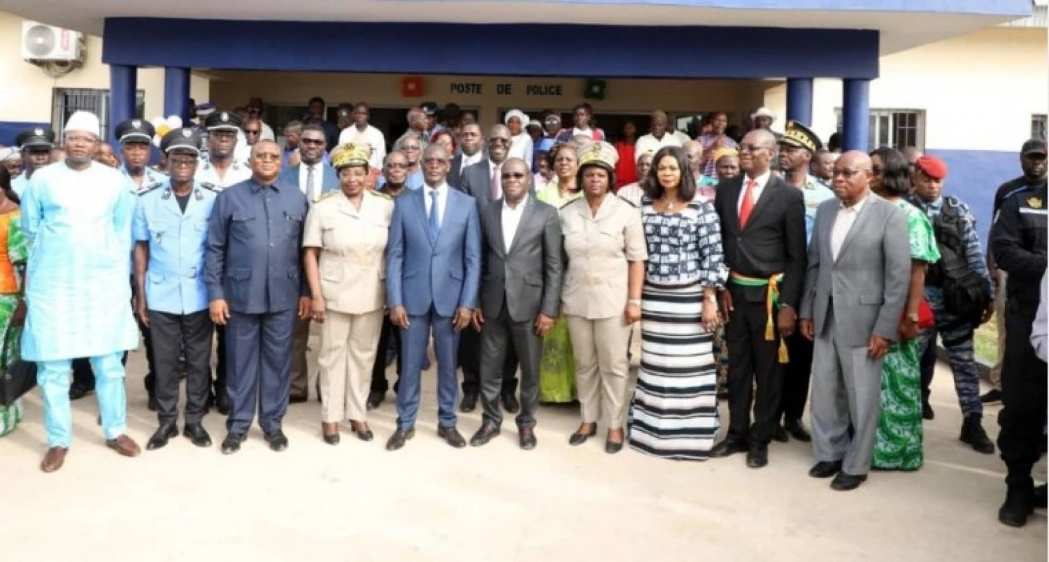 Image de Société. Samedi 23 mars 2024, une étape historique a été franchie dans le département de Niakara avec l'inauguration du tout premier commissariat de police. Sous la direction du Général de corps d'armée Vagondo Diomandé, ministre de l’Intérieur et de la Sécurité, cette cérémonie a marqué un tournant majeur dans les efforts visant à renforcer la sécurité dans la région. Un Nouveau Joyau Architectural au Service de la Sécurité Érigé sur une superficie impressionnante de 4972 mètres carrés, ce commissariat représente bien plus qu'un simple bâtiment administratif. Avec ses trente bureaux, sa salle de réunion, sa place d’armes et ses cellules de garde à vue, il incarne une avancée significative dans la protection des biens et des personnes. L'investissement total de 343 008 695 FCFA témoigne de l'importance accordée à cette infrastructure cruciale pour la communauté. Dans son allocution, le ministre Vagondo Diomandé a souligné que cette réalisation concrétisait la vision du Président de la République. Cette inauguration n'est pas simplement le fruit de plans sur le papier, mais une manifestation tangible de l'engagement du gouvernement envers la sécurité et le bien-être des citoyens. Un des aspects essentiels de cette nouvelle initiative est la promotion de la confiance et de la collaboration entre les forces de l'ordre et les citoyens. Le ministre a encouragé les populations locales à établir une relation solide avec les agents affectés à ce commissariat. Il a souligné que cette proximité est cruciale pour assurer une protection efficace des communautés. Remise de Véhicules et Présence de Personnalités La cérémonie d'inauguration a été également marquée par la remise de plusieurs véhicules, renforçant ainsi les capacités opérationnelles des forces de l'ordre. La présence de personnalités éminentes, telles que Amadou Coulibaly, ministre de la Communication et des Médias, et Ibrahim Kalil Konaté, ministre de la Transition numérique et de la Digitalisation, témoigne de l'importance stratégique de cet événement. Cette initiative s'inscrit parfaitement dans le cadre des projets établis par la Loi de programmation de sécurité intérieure 2016-2020. Cette loi vise à garantir les meilleures conditions de protection des personnes et de leurs biens, en adoptant une approche de sécurité de proximité. La construction de ce commissariat répond ainsi aux exigences d'un nouveau paradigme de gouvernance sécuritaire, axé sur la prévention et la réactivité. Alors que Niakara célèbre cette avancée significative dans le domaine de la sécurité, une question mérite d'être posée : quelles seront les prochaines étapes pour consolider et étendre ces initiatives vers une sécurité inclusive et durable pour tous ?