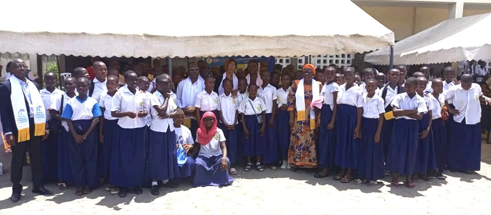 Image de Études/Devoirs. Dans un effort pour éclairer et guider les jeunes filles face à l'omniprésence des réseaux sociaux, le capitaine des douanes, Valentin Gahié, accompagné de son organisation "Taloua Mé Souklou", a orchestré une conférence publique au Collège Moderne de M’Pouto, situé dans la commune de Cocody, le mercredi 27 mars 2024. Le sujet brûlant de discussion : "L'éducation de la jeune fille d'aujourd'hui à l'épreuve des réseaux sociaux". L'Expertise de la Professeure Aimée Danielle Lezou Koffi Pour animer cette importante rencontre, la professeure Aimée Danielle Lezou Koffi, experte en analyse du discours et en genre, a pris la parole. Sous le thème de l'éducation des jeunes filles dans l'ère numérique, elle a partagé son expertise et ses conseils avisés. Elle a encouragé les jeunes filles à utiliser les réseaux sociaux de manière responsable, les incitant à voir ces plateformes comme des outils pour leur propre développement et apprentissage. Au cœur de cette conférence résidait un message essentiel : résister à la cyberintimidation et protéger son identité en ligne. La vice-doyenne en charge de la pédagogie de L'UFR LLC a exhorté les élèves à rester vigilants et à ne pas céder aux pressions en ligne. Elle a souligné l'importance de préserver sa vie privée tout en étant actif sur les réseaux sociaux. La présidente du comité éthique et de déontologie de l'Université Félix Houphouët-Boigny d'Abidjan-Cocody a renchéri sur ce point, mettant en garde contre les dangers potentiels des réseaux sociaux. Elle a encouragé les jeunes filles à utiliser ces plateformes pour des causes nobles tout en veillant à leur sécurité en ligne. Le choix du sujet de la conférence n'a pas été fortuit, comme l'a expliqué le président de l'organisation, le capitaine Valentin Gahié. Il a souligné la pertinence et l'urgence de sensibiliser les jeunes filles aux défis et aux opportunités des réseaux sociaux dans le monde moderne. Les Défis Actuels de l'Éducation des Jeunes Filles Madame le principal, Ganon née Mariam Touré, a pris la parole pour saluer cette initiative cruciale. Elle a mis en lumière les nombreux défis auxquels l'éducation des jeunes filles est confrontée dans un environnement saturé de médias sociaux. Elle a souligné l'importance de préserver les valeurs éducatives essentielles tout en naviguant dans le monde numérique. En reconnaissance de l'engagement des élèves et de l'importance de cette conférence, l'ONG a récompensé les meilleures élèves de chaque niveau. De plus, des dons matériels et sanitaires ont été offerts au Collège Moderne de M’Pouto, renforçant ainsi son infrastructure éducative. Enfin, un tableau a été remis à la conférencière en signe d'appréciation pour ses efforts. Alors que cette conférence se termine, une question se pose : comment pouvons-nous continuer à guider et à soutenir les jeunes filles dans leur parcours éducatif à l'ère des réseaux sociaux ?