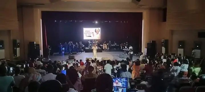 Image de Musique/Radio. Le 23 mars 2024 a été un jour mémorable pour les amateurs de musique gospel en Côte d'Ivoire, alors que la talentueuse artiste Rose Mensa a pris d'assaut la scène du Palais de la Culture d'Abidjan-Treichville pour un concert d'adoration qui restera gravé dans les mémoires. Un Événement Inoubliable Dans une atmosphère électrique, la salle Kodjo Ebouclé du Palais de la Culture a été le théâtre d'un spectacle musical envoûtant, où Rose Mensa a émerveillé le public avec ses nouvelles chansons. Issue du célèbre groupe gospel ivoirien "Shekina", la chanteuse a démontré tout son talent et sa passion pour l'adoration. Avec des titres tels que "Il est là", "Ô Bêyê", "Wô yê Tom Fom" et "Puissant Guerrier", Rose Mensa a captivé l'auditoire avec des chants empreints de spiritualité et de louange. Sa voix puissante et sa présence scénique ont suscité l'admiration et l'émerveillement de ses nombreux admirateurs présents ce soir-là. Au cours de ce concert tant attendu, Rose Mensa a partagé un témoignage émouvant de sa propre expérience et de sa foi inébranlable en Dieu. Malgré les défis et les obstacles rencontrés lors de l'organisation de l'événement, elle a témoigné de la fidélité de Dieu et de sa confiance en sa providence divine. Soutien de la Communauté Chrétienne Le concert de Rose Mensa a également été l'occasion pour la communauté chrétienne de manifester son soutien et son affection envers l'artiste. Des personnalités spirituelles telles que Moïse Atta, arrangeur et chef d'orchestre de Rose Mensa, ainsi que d'autres chantres renommés, ont exprimé leur solidarité et leur encouragement à l'artiste dans sa carrière solo. Pour Rose Mensa, ce concert marque le début d'une nouvelle ère dans sa carrière musicale. Ayant déjà prévu de nombreux autres concerts à l'avenir, elle aspire également à conquérir les scènes internationales, tout en restant fidèle à ses racines ivoiriennes. Son ambition et sa détermination font d'elle une figure prometteuse du gospel ivoirien. En conclusion, le concert de Rose Mensa au Palais de la Culture d'Abidjan-Treichville a été un événement marquant pour la scène musicale gospel en Côte d'Ivoire. Son talent, sa foi et son engagement envers l'adoration ont touché les cœurs et inspiré de nombreux spectateurs présents ce soir-là. En tant qu'artiste, Rose Mensa continue de briller comme une étoile montante dans le firmament de la musique gospel, et son avenir s'annonce prometteur.