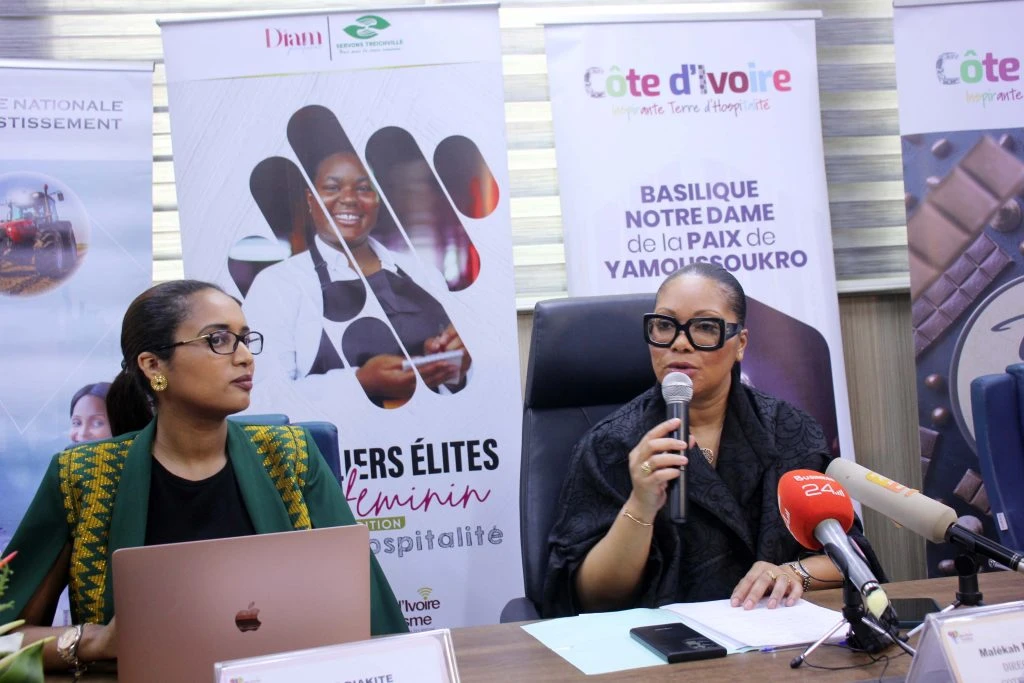 Image de Société. Le mercredi 27 mars 2024, Côte d’Ivoire Tourisme, en collaboration avec Diam Partners et l’Unesco, a lancé une initiative innovante visant à former et à préparer 50 jeunes diplômés, dont 75% de femmes, pour une carrière florissante dans le secteur de l’hospitalité. Cette initiative, baptisée "Les Ateliers 2lites au Féminin : Métiers de l’Hospitalité", s'inscrit dans une stratégie plus large visant à exploiter le potentiel considérable du secteur du tourisme pour la création d'emplois et le développement économique. Le Capital Humain au Cœur de la Stratégie Selon Maléka Mourad Condé, Directrice générale de l’Office du Tourisme, le capital humain est la pierre angulaire du succès économique du secteur du tourisme. Malgré une population jeune en Côte d’Ivoire, caractérisée par un nombre important de diplômés chaque année, le secteur du tourisme souffre d'un déficit de personnel qualifié. Ce programme de formation vise à combler cette lacune en fournissant aux jeunes les compétences nécessaires pour réussir dans le secteur en pleine croissance de l'hospitalité. Dans un pays où le taux de chômage des jeunes reste élevé, en particulier pour les femmes, cette initiative revêt une importance capitale. Mariam Diakité, cofondatrice de Diam Partners, souligne que ce programme répond à un besoin crucial en offrant aux jeunes femmes des opportunités d'emploi dans un secteur en plein essor. Grâce à une formation complète et un accompagnement personnalisé, les participants auront les outils nécessaires pour réussir leur insertion professionnelle. L'Appui de Partenaires Stratégiques Amoul Coly, Directeur des ressources humaines Afrique du groupe Accor, souligne également l'importance de cette initiative pour le développement du secteur de l'hôtellerie et du tourisme. Ce programme bénéficie du soutien de l’Unesco, d'ONU Femmes, de la Banque Nationale d'Investissement (BNI) et d'autres partenaires stratégiques, témoignant de l'engagement collectif en faveur de l'emploi des jeunes et du développement économique. Alors que cette initiative prend son envol, une question essentielle se pose : quel avenir pour la jeunesse ivoirienne dans le secteur du tourisme et de l'hospitalité ? À travers des programmes de formation et d'accompagnement comme celui-ci, le pays investit dans la prochaine génération de professionnels du tourisme. Reste à savoir comment ces jeunes talents façonneront l'avenir du secteur et contribueront au rayonnement de la Côte d'Ivoire sur la scène internationale.