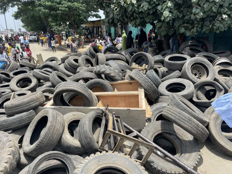 Image de Faits Divers. Ce vendredi 29 mars 2024, un incident inhabituel est survenu à Abobo, un quartier animé d'Abidjan. Aux environs de midi, un nuage de fumée noire s'élevait dans le ciel, suscitant l'inquiétude parmi les habitants. Rapidement, la nouvelle s'est répandue, attirant de nombreux curieux sur les lieux de l'incident. L'intervention des Sapeurs-Pompiers Alertés, les sapeurs-pompiers sont intervenus rapidement pour maîtriser le feu. Avec l'aide de la police nationale et municipale, ils ont travaillé efficacement pour circonscrire les flammes et éviter toute propagation incontrôlée. Malgré la panique initiale, l'intervention des autorités compétentes a permis d'éviter tout dommage majeur. Selon les témoignages recueillis sur place, l'incident aurait été déclenché par un groupe d'enfants qui jouaient près du tas de pneus usagés. Une commerçante présente sur les lieux a expliqué : « Ce matin, un groupe d'enfants qui s'amusait ici, je ne sais pas par quel moyen, a incendié un pneu. En essayant de l'éteindre, le feu s'est propagé assez rapidement aux autres pneus. C'est ce qui a donné cette grosse fumée. » Risques et Prévention Cet incident met en lumière les risques associés à l'accumulation de pneus usagés dans les zones urbaines. Outre le danger immédiat d'incendie, de telles situations peuvent également entraîner des risques pour la santé publique et l'environnement en raison de la libération de substances toxiques dans l'air. Il est donc crucial pour les autorités locales de mettre en place des mesures de prévention et de gestion appropriées pour éviter de tels incidents à l'avenir. Alors que la vie reprend son cours à Abobo après cet incident, il est important de tirer des leçons de cette expérience. La sensibilisation du public aux dangers potentiels et aux meilleures pratiques en matière de sécurité incendie devrait être renforcée. Les autorités locales, en collaboration avec les communautés locales, peuvent jouer un rôle essentiel dans la prévention des incendies et la promotion d'un environnement sûr pour tous les habitants. Comment les responsables locaux prévoient-ils de sensibiliser davantage la population et de renforcer la sécurité dans la région ?