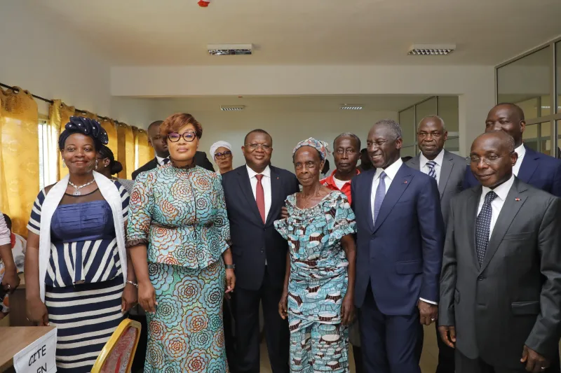 Image de Société. Le jeudi 28 mars 2024, un acte de solidarité marquant s'est déroulé à Yopougon-Gesco, à Abidjan, en Côte d'Ivoire. À l'initiative du président Alassane Ouattara, des compensations financières ont été octroyées aux familles déplacées de cette localité, témoignant ainsi de l'engagement du gouvernement envers les citoyens affectés par les déguerpissements. Une assistance cruciale pour les résidents touchés Au cœur de cette démarche, 1299 locataires et 205 propriétaires ont bénéficié de cette aide financière, soulignant l'importance accordée à la résolution des problèmes rencontrés par les communautés locales. Cette initiative s'est concrétisée par la remise de chèques symboliques, symboles tangibles de l'engagement gouvernemental en faveur des populations déplacées. Lors de cette cérémonie, la ministre Belmonde Dogo a tenu à rappeler l'engagement sans faille du président Ouattara et du Premier ministre Beugré Mambé à améliorer les conditions de vie des citoyens impactés par les déguerpissements. Elle a souligné l'importance de cette assistance financière, déclarant : "Les 250 000 FCFA remis à chaque famille marquent le début d'un programme de relogement." Elle a également salué la résilience et la solidarité démontrées par les résidents de Gesco, insistant sur l'importance de l'unité et du soutien mutuel dans cette phase de transition. Cette déclaration met en lumière l'implication communautaire dans la résolution des problèmes locaux, soulignant ainsi l'importance de la collaboration entre le gouvernement et les communautés locales pour garantir le succès de telles initiatives. Reconnaissance et gratitude municipales Adama Bictogo, maire de Yopougon, a exprimé sa reconnaissance envers le gouvernement pour sa réactivité et son assistance envers les résidents expulsés de Yopougon. Il a souligné l'importance de la solidarité et de la cohésion au sein de la communauté, saluant l'effort collectif déployé pour venir en aide à ceux dans le besoin. Cette déclaration reflète l'importance de la coordination entre les autorités municipales et le gouvernement central pour répondre efficacement aux besoins des populations locales. En conclusion, l'initiative présidentielle visant à soutenir les familles déplacées de Yopougon-Gesco témoigne de l'engagement du gouvernement envers le bien-être de ses citoyens. En offrant une assistance financière et en encourageant la solidarité communautaire, cette action ouvre la voie à la réintégration et à la reconstruction des communautés affectées par les déguerpissements. Espérons que cet élan de solidarité inspire d'autres initiatives similaires et renforce les liens entre le gouvernement et les citoyens, contribuant ainsi à un avenir plus prospère pour tous. Quelles autres mesures pourraient être prises pour soutenir les communautés déplacées et favoriser leur réintégration dans la société ?