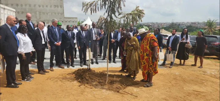 Image de Société. À l'ère où les préoccupations environnementales occupent une place de plus en plus centrale dans le secteur de l'immobilier, un nouveau projet ambitieux voit le jour à Abidjan, marquant une étape significative vers la création d'une ville plus respectueuse de l'environnement. Ce jeudi 28 mars 2024, à la Riviera Bonoumin, une cérémonie symbolique a eu lieu, marquant le début d'une initiative novatrice : la plantation du premier arbre pour la construction de la ville de demain. Vision d'un Cadre de Vie Respectueux de l'Environnement Portée par le groupe Nhood et ses partenaires, cette initiative vise à révolutionner l'industrie immobilière en Côte d'Ivoire en intégrant des normes écologiques strictes dans la conception et la construction des habitations. L'objectif est clair : bâtir une ville qui conjugue harmonieusement modernité et respect de l'environnement. L'événement a rassemblé une multitude de professionnels de l'immobilier, de l'hôtellerie et de la construction, témoignant ainsi de l'engagement de toute une communauté à œuvrer pour un avenir plus durable. La plantation symbolique de l'arbre inaugural illustre cette volonté collective de créer un cadre de vie qui favorise la santé et le bien-être des habitants. Le projet phare de cette initiative, la « Riviera Résidence », promet d'incarner cette vision novatrice. Financé par des partenaires de renom tels que la banque SIB, ce complexe d'habitation ambitieux prévoit la construction de 67 appartements écologiques dans le quartier prisé de la Riviera Palmeraie. Avec une livraison prévue dans les 22 prochains mois, ce projet ambitieux témoigne de la détermination des acteurs impliqués à concrétiser leur vision. Une Contribution Significative au Développement Urbain L'engagement du groupe Nhood à accompagner le gouvernement ivoirien dans la réalisation de logements abordables et durables est salué par les autorités locales. Cette initiative représente un pas de géant vers la résolution du déficit de logements dans le pays, tout en incarnant une approche résolument sociale et environnementale. À travers cette cérémonie emblématique, c'est tout un pan de l'avenir urbain de la Côte d'Ivoire qui se dessine. La plantation de cet arbre symbolise bien plus qu'un simple geste : elle incarne l'espoir d'une ville plus verte, plus durable et plus inclusive pour les générations futures. Quelles autres initiatives innovantes pourraient contribuer à façonner la ville de demain en harmonie avec l'environnement et les besoins des citoyens ?