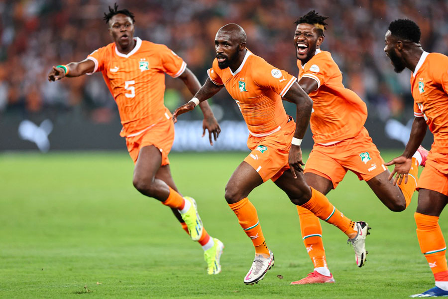 Image de Football. Alors que la fièvre du football continue de s'emparer du monde entier, les supporters ivoiriens se tournent avec anticipation vers les prochains défis de leur équipe nationale. Les Éléphants de Côte d'Ivoire entament leur chemin vers la Coupe du Monde 2026, qui se déroulera au Mexique, aux États-Unis et au Canada, avec une série de matchs de qualification passionnants. Un Début Prometteur La campagne de qualification des Éléphants a débuté sur une note vibrante, avec deux victoires convaincantes dans le groupe B. Le premier match a été un spectacle éclatant alors que les Éléphants ont écrasé les Seychelles 9-0. Cette performance dominante a été suivie d'une autre victoire impressionnante de 2-0 contre la Gambie, confirmant ainsi leur détermination à se qualifier pour la plus grande compétition de football au monde. Les dates des prochains matchs ont été révélées, offrant un aperçu de l'itinéraire difficile qui attend les Éléphants. Du 3 au 11 juin 2024, la Côte d'Ivoire affrontera le Gabon lors de la troisième journée, tandis que la quatrième journée en juin 2024 verra la Côte d'Ivoire se mesurer au Kenya. La compétition se poursuivra avec la cinquième journée en mars 2025, où la Côte d'Ivoire sera confrontée au Burundi, suivie de la sixième journée contre la Gambie. En septembre 2025, la septième journée verra la Côte d'Ivoire affronter à nouveau le Burundi, avant de se mesurer au Gabon lors de la huitième journée. En octobre 2025, la compétition atteindra son apogée avec la neuvième journée contre les Seychelles, suivie de la dixième journée contre le Kenya. Chacun de ces matchs représente une étape cruciale pour les Éléphants dans leur quête pour se qualifier pour la Coupe du Monde 2026. Les Défis à Venir La compétition promet d'être intense, avec des équipes rivales déterminées à obtenir leur place dans cette édition spéciale du Mondial. Les affrontements contre des équipes telles que le Gabon, le Burundi et la Gambie poseront des défis uniques pour les champions d’Afrique 2023, nécessitant une préparation minutieuse et une performance exceptionnelle sur le terrain. Les supporters ivoiriens attendent avec impatience de voir leur équipe nationale briller sur la scène mondiale après avoir manqué les éditions précédentes en 2018 et 2022. Chaque match représente une opportunité pour les Éléphants de démontrer leur talent et de prouver qu'ils méritent leur place parmi les meilleures équipes du monde. À votre avis, quelles sont les clés du succès pour les Éléphants de Côte d'Ivoire dans leur quête pour se qualifier pour la Coupe du Monde 2026, et comment peuvent-ils surmonter les défis qui les attendent sur leur chemin vers la gloire mondiale ?