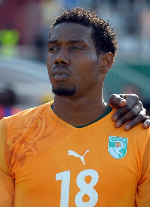 Troisième Image de Football. Né le 6 août 1981 à Abidjan, Abdoul Kader Keïta, plus connu sous le surnom de Popito, a vu le jour dans un contexte où le football résonnait comme une passion nationale en Côte d'Ivoire. Issu d'une famille d'origine malienne et ivoirienne, il a grandi à Gagnoa, berceau de ses premiers pas dans le monde du ballon rond. Son parcours s'est rapidement distingué par une aisance technique exceptionnelle, captivant l'attention des amateurs de football ivoiriens, notamment au sein de l'Africa Sports National, où il a amorcé sa carrière professionnelle à la fin des années 1990. Ses prouesses sur le terrain ont conduit le jeune Keïta vers de nouveaux horizons, d'abord en Suède à l'IF Elfsborg, puis vers des contrées plus exotiques du Moyen-Orient. Aventures au Moyen-Orient : Entre Défis et Expériences C'est ainsi qu'Abdoul Kader Keïta entame une période d'exploration footballistique au Moyen-Orient, arborant les maillots prestigieux de l'Étoile Sportive du Sahel et des clubs émiratis et qataris. Son passage dans ces contrées lointaines suscite à la fois l'étonnement et les interrogations quant à son choix, mais Keïta justifie son périple par une quête d'aventure et une volonté de se frotter à de nouveaux défis. Ses rencontres avec des légendes du football telles que Frank Lebœuf, Gabriel Batistuta, ou encore Romário, ont façonné son parcours et enrichi son bagage footballistique. Retour Triomphal en Europe : L'Éclosion à Lille Cependant, le rêve européen persiste dans l'esprit de Keïta, et c'est en 2005 qu'il pose enfin ses valises sur le Vieux Continent, signant avec le LOSC Lille. Sous la houlette de Claude Puel, l'Ivoirien s'impose rapidement comme un élément incontournable de l'équipe, séduisant par sa fougue et sa technique flamboyante. Ses dribbles déroutants et sa combativité font de lui un pilier sur le flanc droit du terrain, rappelant par moments les exploits des grands noms du football africain. Passage en Terre Lyonnaise : Entre Déception et Redéfinition Le chapitre lyonnais, bien que marqué par des moments de gloire, s'avère contrasté pour Keïta. Malgré des débuts prometteurs, son adaptation à l'Olympique Lyonnais se révèle laborieuse, en partie entravée par une concurrence acharnée. Ses performances en dents de scie et ses choix tactiques discutables lui valent parfois les critiques du public, notamment au Stade Gerland. Malgré ces difficultés, Keïta parvient à s'affirmer sous les ordres de Claude Puel, retrouvant une part de sa flamme passée. Renaissance en Turquie et au Qatar : Un Nouveau Souffle Le transfert de Lyon marque le début d'une nouvelle ère pour Keïta, qui s'envole vers la Turquie pour rejoindre les rangs du Galatasaray SK. Sa vivacité et son habileté technique conquièrent rapidement le cœur des supporters stambouliotes, offrant à Keïta une nouvelle vitrine pour déployer son talent. Son retour triomphal à Al Sadd Doha en 2010, suivi de la consécration en remportant la Ligue des Champions asiatique en 2011, ponctue brillamment cette étape de sa carrière. Au-delà des Frontières : Un Périple Global Le parcours de Keïta dépasse les frontières géographiques, reflétant une carrière internationale riche en rebondissements. Son essai avec l'Union de Philadelphie en MLS en 2013 témoigne de sa quête perpétuelle de nouveaux défis, inscrivant ainsi son nom dans l'histoire du football mondial. Débuts Prometteurs en Afrique Dès ses premières années dans le monde professionnel, Keïta s'illustre avec l'Africa Sports, remportant la Coupe d'Afrique des vainqueurs de coupe en 1999, un exploit qui marque le début d'une série de succès pour le jeune prodige. Son ascension fulgurante attire rapidement l'attention des clubs nationaux et internationaux, préfigurant une carrière marquée par la persévérance et la détermination. Triomphes à Travers le Moyen-Orient Les années passées au Moyen-Orient sous les couleurs de l'Étoile Sportive du Sahel et d'Al Sadd Doha sont synonymes de nouveaux succès pour Keïta. En remportant la Ligue des champions de l'AFC avec Al Sadd Doha en 2011, il s'inscrit dans l'histoire du football asiatique, gravant son nom aux côtés des légendes du jeu. Ses exploits sur la scène qatarie et émiratie soulignent sa capacité à s'adapter à des environnements footballistiques divers, renforçant ainsi sa réputation de joueur polyvalent et talentueux. Consécration Européenne avec l'Olympique Lyonnais L'aventure européenne de Keïta culmine avec son passage à l'Olympique Lyonnais, où il contribue activement aux succès du club. Sa participation à la conquête du titre de champion de France en 2008 et à la victoire en Coupe de France la même année témoigne de son impact sur la scène footballistique européenne. Ses performances individuelles lui valent également une reconnaissance de ses pairs, illustrée par ses nominations au Prix Sport Ivoire et aux Trophées UNFP. Reconnaissance Individuelle et Distinctions Au-delà de ses exploits collectifs, Keïta se distingue également par ses performances individuelles remarquables. Sa présence dans l'équipe type de la Ligue 1 en 2007 et sa nomination comme Meilleur Joueur du mois en mars 2008 attestent de son influence sur les terrains de football français. Ces distinctions personnelles viennent couronner une carrière marquée par l'engagement, le dévouement et le talent brut. Le voyage tumultueux d'Abdoul Kader Keïta à travers les terrains de football du monde entier soulève une question fondamentale : quel sera le prochain chapitre de cette saga sportive ? Alors que Keïta continue de tracer sa route, marquant les esprits par son talent et sa détermination, l'avenir réserve-t-il de nouvelles surprises pour ce prodige du ballon rond ? Seule l'histoire du football pourra répondre à cette interrogation, mais une chose est certaine : la légende de Keïta perdurera au-delà des frontières et des générations. Instagram Officiel : TikTok Officiel : Twitter Officiel :