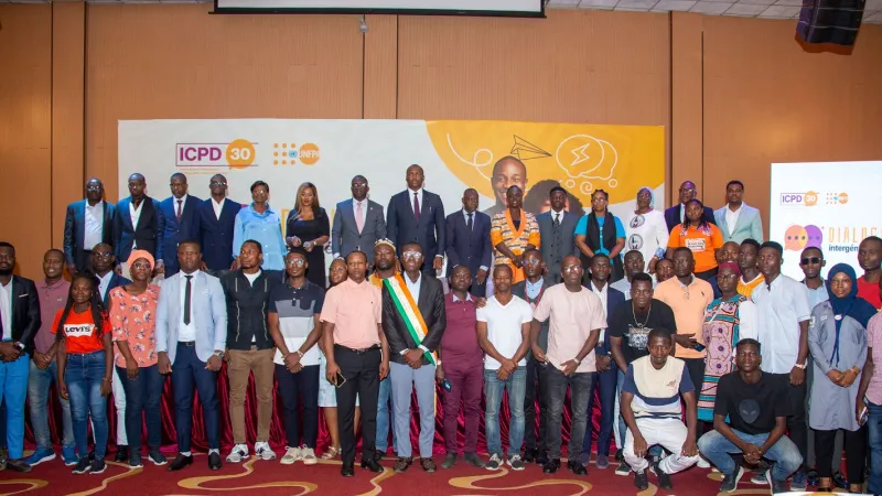 Image de Société. À l'approche du 30ème anniversaire de la Conférence internationale sur la population et le développement (CIPD), l'UNFPA a organisé un événement majeur visant à donner la parole aux jeunes de Côte d'Ivoire. Sous le thème "Accès aux droits et services de santé reproductive : quelle contribution des jeunes pour la réalisation de la CIPD ?", ce dialogue intergénérationnel s'est avéré crucial pour discuter des enjeux de la santé reproductive et des aspirations des jeunes dans le contexte actuel. Objectifs Ambitieux pour un Avenir Meilleur Dans cette optique, l'UNFPA a défini trois résultats transformateurs visant à mettre fin aux décès maternels évitables, à satisfaire les besoins en planification familiale et à éliminer les violences basées sur le genre, y compris les mariages précoces et les mutilations génitales féminines. Ces objectifs, essentiels pour le développement durable, nécessitent l'implication active des jeunes, qui sont directement touchés par ces problématiques. Cet événement s'inscrit dans le prolongement des engagements pris par la Côte d'Ivoire lors du précédent anniversaire de la CIPD en 2019 à Nairobi. Il souligne l'importance cruciale de la participation des jeunes dans la réalisation de ces objectifs. Les conclusions du dialogue intergénérationnel avec les jeunes de Côte d'Ivoire alimenteront les réflexions de la consultation mondiale des jeunes prévue en avril à Cotonou, ainsi que celles du sommet sur le futur et des 30 ans de la CIPD à New York en septembre. Soutien de l'UNFPA et Collaboration Gouvernementale La représentante résidente de l'UNFPA en Côte d'Ivoire, Mme Cécile Compaoré Zoungrana, a réaffirmé l'engagement de l'organisation à soutenir les jeunes dans leur développement personnel et professionnel. Elle a souligné l'importance de travailler en collaboration avec le gouvernement et les partenaires pour renforcer les compétences et la résilience des jeunes, contribuant ainsi à leur plein épanouissement. Le dialogue intergénérationnel a réuni un panel d'experts, comprenant le président du Conseil national des jeunes de Côte d'Ivoire, des représentants d'ONG, des responsables de l'UNFPA et des représentants gouvernementaux. Les échanges ont porté sur des sujets cruciaux tels que l'éducation, la santé reproductive, l'emploi des jeunes et leur participation à la vie publique. Le directeur régional de l'Afrique de l'Ouest et du Centre de l'UNFPA, Dr Sennen Hounton, a souligné l'importance de la mobilisation des jeunes pour promouvoir la paix, la sécurité et la prévention des conflits. Il a également appelé à leur participation active dans la gestion des régions. De son côté, le ministre de la Promotion de la Jeunesse, de l'Insertion professionnelle et du Service civique, Mamadou Touré, a salué les progrès réalisés par la Côte d'Ivoire dans la mise en œuvre des engagements pris lors de la précédente conférence de la CIPD. Alors que les jeunes continuent de jouer un rôle de plus en plus crucial dans le développement social, économique et politique, une question demeure : comment assurer une participation effective et significative des jeunes dans les processus décisionnels et la mise en œuvre des politiques publiques ? En cette période charnière pour la réalisation des objectifs de développement durable, il est crucial de garantir que les voix des jeunes soient entendues et prises en compte pour façonner un avenir plus inclusif et durable pour tous.