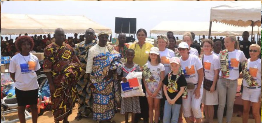 Image de Société. Dans une démarche empreinte d'humanité et de générosité, l'ONG franco-ivoirienne "Les Enfants d'Ivoire" annonce une initiative ambitieuse : une vaste caravane de solidarité destinée à apporter une assistance aux populations défavorisées à travers plusieurs localités du pays. Une Planification Rigoureuse Cette noble initiative s'inscrit dans un programme minutieusement planifié, s'étalant du 23 au 30 avril 2024. Conformément au communiqué officiel diffusé par l'ONG, la caravane humanitaire couvrira diverses régions, dont les communes d'Abengourou et de Port-Bouet. La Fondation "Liens du Cœur", dirigée par Emmou Nicole, a gracieusement invité "Les Enfants d'Ivoire" à Abengourou, où elle sera accueillie du 23 au 25 avril prochains. Ensuite, la caravane se dirigera vers la commune de Port-Bouet, avec des étapes prévues dans les écoles Port-Bouët 2B le 26 avril, puis à Abouabou le 29 avril. Un dîner de gala, organisé en collaboration avec la Fondation "Liens du Cœur", est également au programme le 27 avril. La cérémonie de remise de dons à la mairie de Port-Bouët est prévue pour le 30 avril. Enfin, les activités de l'Association "Les Enfants d'Ivoire" se clôtureront par une visite de prospection à l'intérieur du pays, notamment à Adiakpemi, Blolequin, et Gagnoa. Une Mission Humanitaire Fondamentale Fondée en 2020 par Diomandé Fatou Fritsch, l’Association "Les Enfants d'Ivoire" s'est donné pour mission principale de soutenir les personnes les plus vulnérables, en mettant un accent particulier sur les femmes et les enfants, notamment les veuves et les orphelins. À travers cette caravane, l'ONG vise à fournir une assistance tangible tout en renforçant les capacités des structures éducatives et sociales, et en facilitant l'accès à l'eau potable. L'année précédente, "Les Enfants d'Ivoire" avait déjà déployé ses actions humanitaires dans plusieurs localités, telles que Dabou, Adzopé, Mondoukou, Jacqueville, Buyo et Taï, à travers une série d'activités bien organisées. Cette nouvelle mission humanitaire témoigne de l'engagement indéfectible de l'organisation envers les plus vulnérables de la société ivoirienne. Elle incarne également l'esprit de solidarité et d'entraide qui anime cette ONG depuis sa création. Un Engagement Sans Frontières Basée à Abidjan, "Les Enfants d'Ivoire" réunit des membres aussi bien en France qu'en Côte d’Ivoire, s'appuyant sur une logique d’exportation d'équipements vers les publics ciblés. Cette approche transfrontalière démontre la volonté de l'ONG de transcender les frontières géographiques pour répondre aux besoins humanitaires les plus pressants. Alors que "Les Enfants d'Ivoire" poursuit ses efforts louables en faveur des plus démunis, il convient de se demander : quelles sont les prochaines étapes dans le soutien aux populations vulnérables en Côte d'Ivoire ?