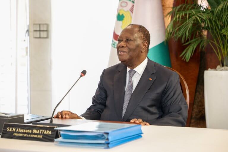 Image de Politique. Depuis les années 90, le président Alassane Dramane Ouattara, alors gouverneur de la BCEAO, incarnait la figure de l'« apôtre de la rigueur », modelant ainsi une économie ivoirienne en pleine mutation. Toutefois, l'évolution de sa gouvernance actuelle semble marquée par des contrastes frappants, laissant transparaître une certaine défaillance dans la préservation de cette rigueur tant vantée par le passé. Un passé glorieux, un présent mitigé Le bilan économique de Alassane Ouattara est sans conteste mitigé. Bien que le pays ait enregistré une croissance soutenue au cours des douze dernières années et des réalisations impressionnantes, les dysfonctionnements et les scandales sont monnaie courante, ternissant ainsi l'image du régime. Cette situation contraste avec la gestion rigoureuse des finances publiques qui caractérisait le mandat d'Ouattara dans les années 90. Plusieurs affaires récentes jettent une lumière crue sur les possibles lacunes de la gouvernance actuelle. Les accusations portées contre le ministre de la Construction et de l'Urbanisme, concernant la sortie illégale de fonds importants, mettent en lumière l'absence d'enquêtes officielles sérieuses face à de telles allégations. De même, l'allocation de fonds d'urgence considérables pour lutter contre les effets de la pandémie de COVID-19 a soulevé des interrogations quant à leur utilisation réelle, illustrant ainsi un manque de transparence et de suivi dans la gestion des ressources publiques. Opacité et malversations Les récentes élections des Conseils Régionaux ont également mis en lumière des problèmes de gestion financière, avec des accusations de détournement de fonds et de gestion opaque des ressources publiques. Les disparités entre les montants alloués et les fonds effectivement reçus soulèvent des questions quant à la transparence et à l'intégrité des processus de financement. De même, les coûts en constante augmentation des projets d'infrastructure soulèvent des doutes quant à la gestion efficace des ressources financières, mettant en évidence un manque de contrôle et de supervision dans la mise en œuvre de ces projets. Face à ces défis, il est impératif que le gouvernement réaffirme son engagement en faveur de la bonne gouvernance et de la transparence. Les institutions chargées de surveiller l'utilisation des fonds publics, telles que la Cour des Comptes, doivent être renforcées et soutenues dans leur mission de contrôle et de vérification. De plus, il est crucial de promouvoir une culture de responsabilité et de reddition de comptes au sein de l'administration publique, afin de prévenir les abus et les malversations. Les dirigeants politiques doivent faire preuve de leadership en matière d'intégrité et de transparence, et agir avec diligence pour restaurer la confiance du public dans les institutions et les processus gouvernementaux. Dans un pays où la gestion rigoureuse des finances publiques a été un pilier de la politique économique, comment le président Ouattara compte-t-il rétablir la confiance et restaurer l'intégrité dans la gestion des ressources publiques ? Est-il possible de retrouver la voie de la rigueur économique dans un contexte marqué par des scandales et des controverses récurrents ?