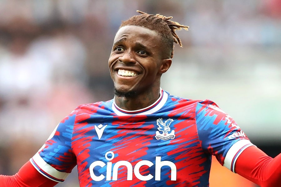 Image de Football. Depuis son départ de Crystal Palace pour Galatasaray en Turquie, l'ailier ivoirien Wilfried Zaha a suscité l'intérêt de nombreux clubs de Premier League. Après une saison avec Galatasaray, les rumeurs d'un retour en Angleterre se font de plus en plus persistantes. Retour sur les derniers développements et les enjeux d'un éventuel transfert. Bilan mitigé à Galatasaray Wilfried Zaha a connu une saison contrastée avec Galatasaray. Malgré des débuts prometteurs, avec 10 buts et quatre passes décisives à son actif, sa productivité a décliné au cours des derniers mois. Cette baisse de forme a conduit l'entraîneur Okan Buruk à privilégier d'autres options sur l'aile gauche, reléguant ainsi Zaha sur le banc. Face à cette situation, plusieurs clubs de Premier League se sont positionnés pour attirer Zaha. Fulham, Aston Villa, Everton, Wolverhampton et West Ham sont parmi les prétendants intéressés par le retour du joueur en Angleterre. Parmi eux, West Ham semble être le plus avancé dans les discussions et pourrait conclure le transfert dans un avenir proche. Les motivations du joueur Le retour de Zaha en Premier League soulève des questions sur les motivations du joueur. Après une expérience mitigée en Turquie, Zaha pourrait aspirer à retrouver un environnement familier et à relever de nouveaux défis dans l'un des championnats les plus compétitifs d'Europe. Pour les clubs de Premier League intéressés par Zaha, l'arrivée du joueur représenterait un renfort de poids. Son expérience et son talent pourraient apporter une valeur ajoutée significative à leurs effectifs respectifs. De plus, sa connaissance du championnat anglais en ferait un atout précieux pour s'adapter rapidement et contribuer aux performances de son équipe. Alors que le retour de Wilfried Zaha en Premier League semble imminent, une question demeure : quel impact aura-t-il sur la compétitivité du championnat anglais ? Son retour pourrait-il influencer la course au titre ou les ambitions des équipes pour la prochaine saison ? À l'heure où les grands clubs se préparent pour le mercato estival, l'arrivée de Zaha pourrait changer la donne et susciter de nouveaux défis pour ses adversaires.