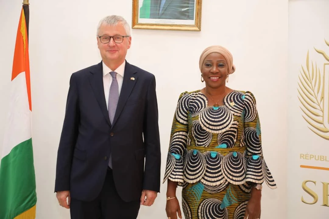 Image de Politique. La présidente du Sénat de Côte d’Ivoire, Madame Kandia Camara, a récemment exprimé sa reconnaissance envers l'ambassadeur d'Allemagne, Matthias Veltin, pour le dynamisme de la coopération bilatérale entre les deux nations. Cette expression de gratitude est survenue à l'issue d'une rencontre à Cocody, au siège du Sénat, au cours de laquelle Madame Camara a loué l'engagement continu de l'Allemagne envers son pays à travers divers programmes de coopération. Soutien allemand à divers secteurs clés en Côte d'Ivoire Lors de cette rencontre, plusieurs domaines de coopération ont été abordés, mettant en lumière l'importance de la contribution allemande au développement et à la stabilité de la Côte d'Ivoire. En particulier, des programmes dans le nord du pays ont été soulignés, mettant en avant l'effort conjoint pour renforcer la stabilité régionale. L'Allemagne apporte également un soutien significatif à la promotion de la bonne gouvernance en Côte d'Ivoire, mettant l'accent sur des valeurs telles que l'intégrité, la responsabilité, la lutte contre la corruption et la transparence administrative. De plus, la coopération entre les deux pays s'étend à des domaines cruciaux tels que la santé publique, la démographie, la planification familiale et la construction de la paix. Formation des jeunes et lutte contre la migration irrégulière Un aspect important de cette coopération concerne la formation des jeunes et des femmes ivoiriennes en Allemagne, ainsi que la gestion des questions migratoires. Ces discussions reflètent la volonté commune de trouver des solutions durables pour faire face aux défis sociaux et économiques, tout en offrant des opportunités d'éducation et de développement professionnel. L'échange fructueux entre Madame Kandia Camara et l'ambassadeur Matthias Veltin souligne l'importance de renforcer les liens entre la Côte d'Ivoire et l'Allemagne dans un contexte mondial en constante évolution. Alors que les deux nations continuent de travailler ensemble pour relever les défis communs, de nouvelles opportunités émergent, ouvrant la voie à un avenir prometteur pour la coopération bilatérale. En conclusion, la coopération entre la Côte d'Ivoire et l'Allemagne représente un pilier essentiel du développement et de la stabilité régionale en Afrique de l'Ouest. Les efforts conjoints dans des domaines variés, allant de la santé publique à la gouvernance, démontrent l'engagement mutuel en faveur d'un avenir prospère pour les deux nations. Toutefois, face aux défis actuels et à venir, il est crucial de continuer à renforcer cette coopération et à explorer de nouvelles voies de partenariat. Comment envisagez-vous l'avenir de la coopération entre la Côte d'Ivoire et l'Allemagne ?