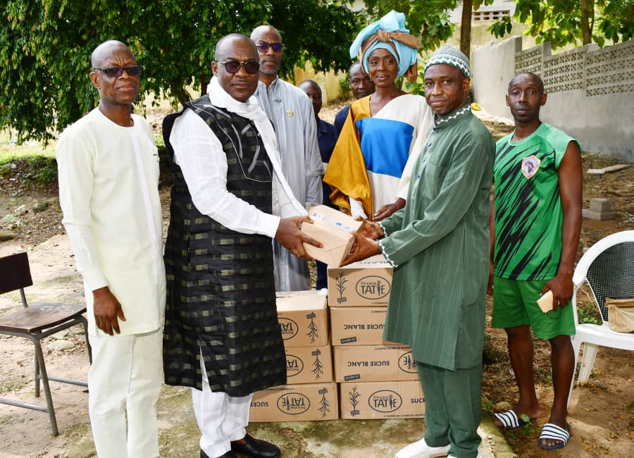 Image de Politique. En cette période sacrée du Ramadan, la solidarité et la générosité s'expriment à travers des actions concrètes. C'est dans cet esprit que le président du Parti Démocratique de Côte d’Ivoire (PDCI), Tidjane Thiam, a mobilisé une délégation de haut niveau pour apporter un soutien significatif aux musulmans pratiquants des camps militaires d'Abidjan. Le vendredi 29 mars 2024, une initiative altruiste a été déployée pour offrir des dons de vivres à ceux qui servent avec dévouement dans les rangs des forces armées ivoiriennes. La délégation présidentielle au cœur de l'action humanitaire La délégation dépêchée par le président Tidjane Thiam, comprenant notamment sa sœur aînée, Yamousso Thiam, le haut représentant du District autonome d'Abidjan, Aby Raoul, et le député de Yopougon, Dia Houphouët, a pris d'assaut les mosquées des casernes militaires d'Abidjan. Leur objectif : apporter un soutien tangible et témoigner de la solidarité du parti envers ceux qui observent le jeûne pendant ce mois sacré. À chaque étape de leur périple, les membres de la délégation ont été accueillis chaleureusement par les responsables des mosquées, témoignant de l'importance de cette démarche pour la communauté musulmane au sein des forces armées. Le maire Aby Raoul, porte-parole de la délégation, a exprimé la volonté du président Thiam d'accompagner les militaires pendant cette période de pénitence. Ses paroles reflètent l'engagement du PDCI envers l'ensemble des Ivoiriens, indépendamment de leur religion ou de leur profession. Un geste louable, une reconnaissance unanime Les dons de vivres distribués, soigneusement sélectionnés pour répondre aux besoins spécifiques des pratiquants du Ramadan, ont été accueillis avec gratitude par les bénéficiaires. Les imams des mosquées des camps militaires ont exprimé leur reconnaissance envers le président Thiam et toute sa délégation, saluant leur générosité et leur compassion envers ceux qui servent la nation avec dévouement et abnégation. Alors que la générosité et la solidarité s'expriment à travers des actions telles que celles initiées par Tidjane Thiam et le PDCI, il est important de réfléchir à d'autres formes d'engagement humanitaire pendant le Ramadan. Comment pouvons-nous, en tant que société, étendre notre soutien à ceux qui sont dans le besoin pendant ce mois sacré ? Quelles initiatives supplémentaires pourraient être mises en œuvre pour renforcer la cohésion sociale et offrir un réconfort à ceux qui en ont le plus besoin ?