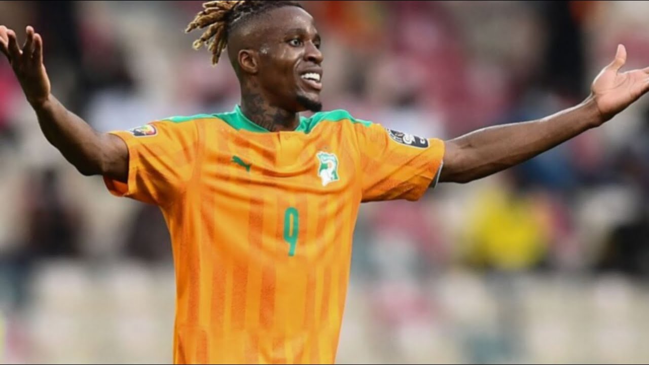 Image de Football. Wilfried Zaha, l'attaquant ivoirien aux talents indéniables, s'est entretenu ce samedi 30 mars 2024 avec Faé Emerse, le sélectionneur de l'équipe nationale de Côte d'Ivoire, lors d'une rencontre à Galatasaray, en Turquie. Cette discussion fait suite à l'annonce antérieure de Faé Emerse, lors d'une conférence de presse le 11 mars dernier, où il exprimait son intention de rencontrer Zaha pour discuter de son éventuel retour en sélection. Présentation du nouveau projet fédéral L'objectif principal de cette rencontre était de présenter à Wilfried Zaha le nouveau projet fédéral de l'équipe ivoirienne. Faé Emerse, accompagné de son adjoint Guy Demel, a exposé les grandes lignes de cette stratégie, mettant en avant l'importance de réunir les meilleurs éléments pour renforcer l'équipe en prévision des éliminatoires de la Coupe du Monde 2026, prévues en juin 2024, ainsi que de la Coupe d'Afrique des Nations 2025, qui se tiendra en septembre de la même année. Malgré l'absence de Wilfried Zaha lors de la dernière Coupe d'Afrique des Nations et des matchs amicaux précédents, Faé Emerse a toujours laissé entendre que Zaha avait sa place en sélection s'il manifestait le désir de revenir. Il a souligné que la performance en club et l'adhésion aux valeurs de l'équipe étaient les critères déterminants pour une sélection, affirmant : "Zaha est sélectionnable comme tous les Ivoiriens à partir du moment qu’il serait performant en club et dans l’état d’esprit qu’on a instauré depuis un moment." Attente d'une décision La question cruciale demeure : Wilfried Zaha acceptera-t-il de faire son retour en sélection nationale ? Cette rencontre à Galatasaray marque-t-elle le début d'une nouvelle ère pour Zaha sous les couleurs de la Côte d'Ivoire ? Les observateurs et les supporters restent dans l'expectative, adoptant un "Wait and see" prudent quant à la décision finale de l'attaquant de Galatasaray. Cette rencontre entre Faé Emerse et Wilfried Zaha revêt une importance capitale pour l'équipe nationale de Côte d'Ivoire. Le possible retour de Zaha pourrait apporter une dynamique supplémentaire à l'équipe, renforçant ainsi ses chances de succès lors des compétitions à venir. Reste à savoir si Zaha répondra favorablement à l'appel de la sélection ivoirienne, ou si d'autres rebondissements sont à prévoir dans cette saga sportive. La décision de Zaha pourrait-elle changer le visage du football ivoirien dans les années à venir ? Seule l'avenir nous le dira.