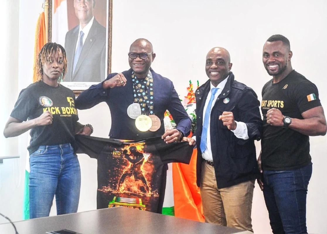 Image de Sport. Du 20 au 24 mars dernier, la ville de Jesolo, en Italie, a été le théâtre de l'édition 2024 du Championnat du Monde de Kick-boxing, où la Côte d'Ivoire a une fois de plus fait sensation sur la scène mondiale. Trois boxeurs ivoiriens ont brillé lors de cette compétition internationale, récoltant respectivement une médaille d'or, une d'argent et une de bronze. Les héros de retour au pays Après avoir défendu les couleurs de leur pays avec brio, les médaillés ivoiriens sont rentrés au pays sous les applaudissements et la reconnaissance de leurs compatriotes. Le ministre délégué en charge des Sports et du Cadre de Vie, Adjé Silas Metch, a personnellement accueilli les boxeurs médaillés lors d'une cérémonie solennelle qui s'est tenue à la Tour A à Abidjan-Plateau, le vendredi 29 mars 2024. Yedoh Mélèdje a décroché l'or dans la catégorie des quatre-vingt-douze kilogrammes, démontrant une maîtrise exceptionnelle sur le ring. Cissé Dalenda s'est distingué en remportant la médaille d'argent dans la catégorie des plus de soixante-dix kilogrammes, tandis que Doumbia Ali a obtenu le bronze chez les moins de soixante-onze kilogrammes. Ces performances remarquables ont suscité l'admiration et la fierté du ministre Metch et de tout un pays. Un hommage mérité Lors de la cérémonie de réception, le ministre Metch a exprimé sa gratitude aux athlètes au nom du Président de la République SEM Alassane Ouattara et du Premier Ministre Robert Beugré Mambé. Il a souligné l'importance de leur succès pour l'image et la réputation de la Côte d'Ivoire sur la scène internationale. "Vous avez conquis le monde, vous faites notre fierté. Votre mérite doit servir de modèle pour que le sport soit une source de rayonnement de la Côte d'Ivoire", a déclaré le ministre Metch, saluant l'engagement et le dévouement des boxeurs ivoiriens. Il a également exprimé le souhait que cette brillante performance inspire d'autres médailles à l'échelle internationale, contribuant ainsi à renforcer la position de la Côte d'Ivoire dans le monde du sport. En conclusion, le ministre a exhorté les fédérations sportives à soutenir pleinement leurs athlètes et à créer les conditions optimales pour leur réussite sur la scène internationale. "Chaque fédération doit s'engager à glaner des médailles", a-t-il insisté, soulignant l'importance de l'excellence sportive pour le développement et le rayonnement de la Côte d'Ivoire à travers le monde. Quel avenir pour le Kick-boxing,kilos%2C%20d'argent%20chez%20les ivoirien sur la scène internationale ?