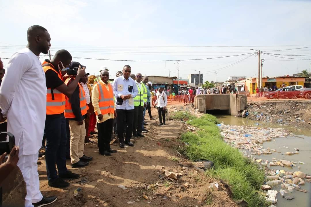 Image de Société. Le ministre de l'Hydraulique, de l'Assainissement et de la Salubrité, Bouaké Fofana, a effectué une visite sur le terrain le vendredi 29 mars 2024, dans le cadre de la préparation pour la saison des pluies. Trois sites de drainage des eaux ont été au cœur de cette inspection minutieuse : le canal aux papiers à Koumassi, ainsi que les barrages écréteurs à Bingerville (Akandjé et Promogim). Travaux préparatoires au canal aux papiers Le canal aux papiers, prolongement du canal d'Anoumabo à Marcory, situé dans le quartier Divo de la commune de Koumassi, a été le premier arrêt de la visite du ministre Bouaké Fofana. Sur place, le lancement des travaux pré-saison des pluies 2024 a été officiellement annoncé. S'adressant aux habitants des communes de Koumassi et Marcory, le ministre a rappelé l'importance de la préparation face aux intempéries. Il a souligné la nécessité pour chaque foyer, en particulier ceux bordant le canal, de mettre en place un système d'assainissement adéquat, notamment des fosses septiques. "Ce canal est destiné à recueillir les eaux pluviales, une ressource propre et non contaminée. Chaque ménage doit contribuer à la préservation de notre environnement en assurant un assainissement approprié", a-t-il déclaré. Alerte à Bingerville La visite s'est ensuite poursuivie à Bingerville, où les deux barrages écréteurs, situés à Akandjé et Promogim, sont en cours de construction. Ces réservoirs ont pour vocation de réguler le débit des eaux de pluie et de prévenir les inondations dans la région. Le ministre Fofana a fait état de l'avancement des travaux, soulignant toutefois que malgré les progrès réalisés (73% et 45% respectivement), les risques d'éboulements et d'inondations persistent, notamment en cas de fortes précipitations. "Les populations vivant dans ces zones demeurent exposées à ces risques. Il est crucial pour elles de rester vigilantes et, si nécessaire, de se déplacer des zones à risque, surtout en prévision de fortes pluies", a-t-il prévenu. Alors que les autorités s'efforcent de renforcer les infrastructures de drainage pour faire face aux intempéries, une question émerge : Quelles sont les mesures supplémentaires nécessaires pour assurer une gestion efficace des eaux de pluie et réduire les risques d'inondations dans les zones vulnérables ?