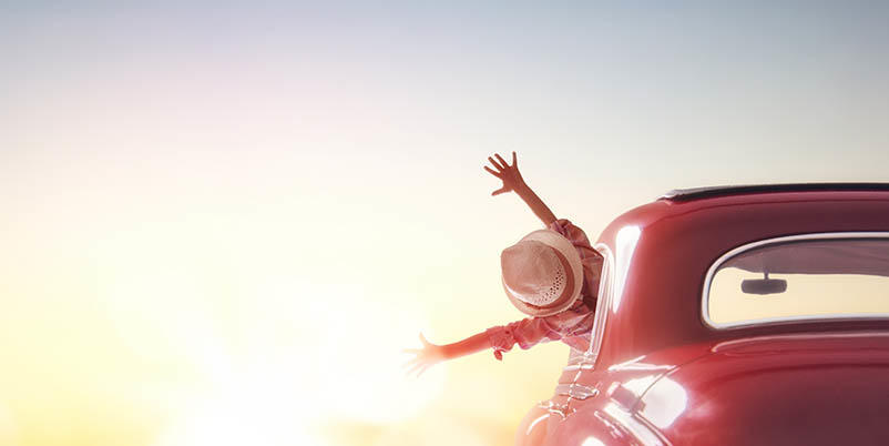 Image de Discussions Voitures. Lorsque le mercure grimpe, garder l'intérieur de sa voiture frais peut devenir une tâche ardue, surtout si vous ne disposez pas de climatisation. Mais pas de panique ! Des astuces simples peuvent rendre vos trajets estivaux beaucoup plus supportables, même par temps de forte chaleur. Garer sa Voiture avec Précaution La première étape pour garder votre voiture au frais consiste à choisir judicieusement l'endroit où vous la garez. Si possible, optez pour un emplacement à l'ombre, dans un parking souterrain ou sous un abri. Évitez autant que possible l'exposition directe au soleil, car cela transformera rapidement votre véhicule en fournaise. Si l'ombre n'est pas disponible, cherchez des endroits où le soleil est moins intense, comme à l'abri d'un grand bâtiment ou d'un arbre. Utilisez également un pare-soleil réfléchissant sur le pare-brise, le toit panoramique et les vitres latérales lorsque vous garez votre voiture. Assurez-vous que le modèle que vous choisissez est adapté à votre véhicule pour éviter que les rayons du soleil ne passent sur les bords. Enfin, si vous avez la possibilité de le faire, profitez des températures plus fraîches de la nuit en ouvrant légèrement les vitres de votre voiture. Cela permettra à l'air frais de pénétrer et d'évacuer l'air chaud emprisonné à l'intérieur. L'Évaporation pour un Rafraîchissement Instantané Une technique efficace pour rafraîchir votre voiture consiste à utiliser de l'eau froide et un linge léger. Mouillez une serviette et placez-la sur les sièges, les tapis de sol ou les appuie-têtes. L'évaporation de l'eau aidera à abaisser la température de l'habitacle. Vous pouvez également utiliser un brumisateur rechargeable pour humidifier et rafraîchir l'intérieur de la voiture, ainsi que de l'eau fraîche pour vous hydrater. Ces mesures simples sont indispensables lorsque la chaleur devient étouffante. Des Rafraîchisseurs d'Air Maison Si vous recherchez une solution plus durable, vous pouvez créer vos propres rafraîchisseurs d'air. Utilisez des poches de glace ou des poches en gel que vous congèlerez pendant plusieurs heures. Ensuite, placez-les devant les grilles d'aération de votre voiture. Cette astuce vous permettra de bénéficier d'une climatisation improvisée qui utilise la ventilation de votre véhicule. Vous pouvez également en emporter plusieurs dans une glacière pour les changer lorsqu'ils ne sont plus assez frais, surtout si vous avez un long trajet à effectuer. Chasser la Chaleur Rapidement Si vous êtes confronté à une voiture surchauffée après l'avoir laissée au soleil, il existe une astuce simple pour la refroidir rapidement. Ouvrez une fenêtre d'un côté de la voiture et laissez toutes les autres portières et fenêtres fermées. Ensuite, ouvrez et fermez rapidement la portière opposée à la fenêtre ouverte plusieurs fois. Cette action permettra d'évacuer l'air chaud en quelques secondes seulement, vous permettant ainsi de retrouver une température plus agréable à l'intérieur. Garder sa voiture fraîche en plein été peut sembler difficile, mais avec ces astuces simples, vous pourrez rendre vos trajets beaucoup plus confortables même par temps de canicule. N'hésitez pas à les mettre en pratique et à les adapter en fonction de vos besoins. Et vous, quelles sont vos astuces pour garder votre voiture au frais par temps chaud ?