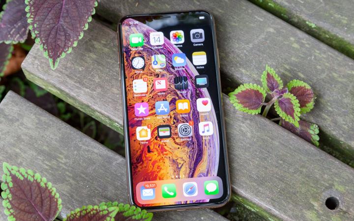 Image de Smartphones/Tablettes. Je comprends parfaitement la frustration que vous ressentez face au problème de la deuxième SIM qui n'est pas reconnue sur votre iPhone XS Max. C'est une situation qui peut être agaçante, surtout lorsque vous attendez une fonctionnalité importante de votre téléphone. Heureusement, il existe plusieurs étapes que vous pouvez suivre pour tenter de résoudre ce problème. Vérifiez la SIM et le Tiroir à SIM La première étape consiste à vérifier soigneusement la SIM elle-même ainsi que le tiroir à SIM de votre iPhone XS Max. Assurez-vous que la SIM est correctement insérée dans le tiroir, en vous assurant qu'elle est alignée correctement et qu'elle n'est pas endommagée. Il est également utile de nettoyer le tiroir à SIM avec de l'air comprimé ou un chiffon propre pour éliminer toute saleté ou poussière qui pourrait obstruer les contacts. Redémarrez Votre iPhone Dans de nombreux cas, un simple redémarrage de votre iPhone peut résoudre les problèmes de reconnaissance de la SIM. Pour ce faire, maintenez le bouton d'alimentation enfoncé jusqu'à ce que le curseur d'arrêt apparaisse, puis faites glisser pour éteindre votre téléphone. Une fois éteint, rallumez-le en maintenant le bouton d'alimentation enfoncé à nouveau jusqu'à ce que le logo Apple apparaisse. Vérifiez les Paramètres de la SIM Assurez-vous également que les paramètres de la SIM sont correctement configurés sur votre iPhone XS Max. Pour ce faire, accédez à "Réglages" &gt; "Téléphone" &gt; "SIMs" et assurez-vous que la deuxième SIM est activée et configurée correctement. Vous pouvez également envisager de réinitialiser les paramètres réseau de votre iPhone en accédant à "Réglages" &gt; "Général" &gt; "Réinitialiser" &gt; "Réinitialiser les paramètres réseau". Mettez à Jour iOS Parfois, les problèmes de compatibilité entre le logiciel et le matériel peuvent entraîner des problèmes de reconnaissance de la SIM. Assurez-vous donc que votre iPhone XS Max fonctionne sur la dernière version d'iOS disponible. Pour vérifier les mises à jour, accédez à "Réglages" &gt; "Général" &gt; "Mise à jour logicielle" et téléchargez et installez toutes les mises à jour disponibles. Contactez le Support Technique d'Apple Si aucune des étapes ci-dessus ne résout le problème de la SIM non reconnue sur votre iPhone XS Max, il est recommandé de contacter le support technique d'Apple pour obtenir une assistance supplémentaire. Ils pourront vous guider à travers d'autres étapes de dépannage ou organiser une réparation ou un remplacement si nécessaire. En suivant ces étapes, j'espère que vous pourrez résoudre avec succès le problème de la SIM non reconnue sur votre iPhone XS Max. N'hésitez pas à partager vos expériences et solutions dans les commentaires ci-dessous pour aider d'autres membres de la communauté confrontés au même problème. Restez connectés et profitez pleinement de votre iPhone !