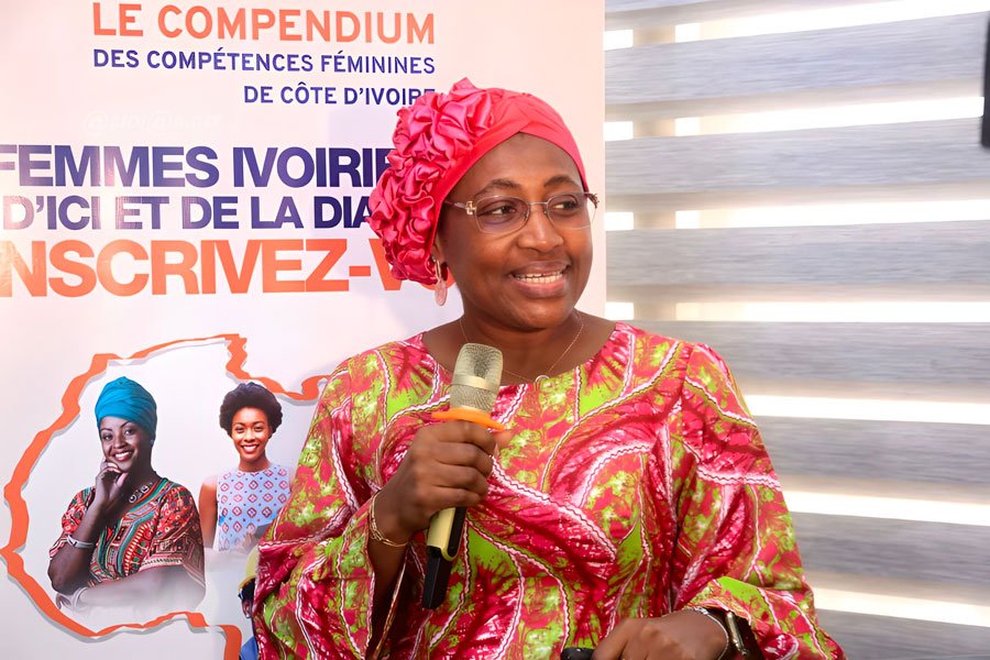 Image de Société. Le Réseau Amazone International (RAI), en partenariat avec le Compendium des Compétences Féminines de Côte d'Ivoire (COCOFCI), a récemment orchestré un événement d'importance capitale : une conférence sur le leadership féminin. L'objectif ? Renforcer l'appropriation du thème national de la Journée internationale des Droits de la Femme : "Agir ensemble pour l'égalité, éradiquer la pauvreté, renforcer les institutions, investir dans le futur de la Femme". Une Cérémonie Significative La cérémonie s'est déroulée le Samedi 30 Mars 2024 au siège de la Chaire UNESCO à la Riviera Faya, sous le parrainage de la Ministre Euphrasie Kouassi Yao, Coordonnatrice nationale du Compendium des Compétences Féminines de Côte d'Ivoire. Plus qu'une simple rencontre, cet événement a suscité l'engagement et la participation de plus de 100 femmes, désireuses de s'informer et de s'instruire sur les enjeux cruciaux du leadership et du genre. Les intervenants de renom, associés à la Chaire UNESCO et au COCOFCI, ont apporté leur expertise afin d'éclairer les participants sur les mécanismes du leadership féminin et les questions de genre. Pour Alexis Tchagbé de la Chaire UNESCO, il est impératif de valoriser le rôle des femmes dans le processus de développement durable. "La pauvreté ne peut reculer que si l'homme, la femme et la société, main dans la main, œuvrent à un développement durable", souligne-t-il. Une Initiative d'Envergure Nationale Le Compendium des Compétences Féminines de Côte d'Ivoire, lancé sous l'égide du Président de la République Alassane Ouattara, a été confié à la Chaire UNESCO pour son développement. Ce programme novateur vise à mettre en lumière les compétences variées des femmes, dans le but de réduire les disparités de genre au sein des instances décisionnelles. "Pour la Chaire UNESCO, il y a des compétences en milieu universitaire mais également en milieu rural", précise Alexis Tchagbé. Pour la conférencière Dr Cissé Massandjé, pharmacienne de profession, cette initiative représente une opportunité sans précédent pour les femmes. Elle souligne l'importance de renforcer l'indépendance et la compétitivité des femmes dans tous les aspects de la vie, que ce soit dans la sphère professionnelle, sociale ou conjugale. "C'est une opportunité qui permet de travailler en toute indépendance sans patron. Un travail libre sans rendre de compte à personne", déclare-t-elle. Au terme de cette conférence inspirante, une question demeure : quelles actions concrètes devons-nous entreprendre collectivement pour garantir une égalité durable entre les genres ? En nous engageant à agir de concert, nous pouvons bâtir un avenir où les femmes et les hommes jouissent des mêmes opportunités et contribuent pleinement au progrès de notre société.