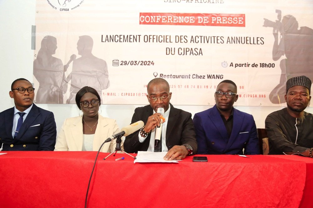 Image de Société. Le vendredi 29 mars 2024, le Consortium des Journalistes Professionnels Africains pour le Renforcement de la Coopération Sino-Africaine (CJPASA) a marqué le début de ses activités lors d'une conférence de presse tenue à Marcory Zone 4. Sous la direction de son président, Médéric Beugré, le consortium a dévoilé ses missions et objectifs, mettant en lumière son engagement à promouvoir les relations bilatérales entre la République Populaire de Chine et les pays africains. Une Ambition Partagée Le président du CJPASA a souligné l'importance de favoriser des échanges d'informations équilibrés et éclairés dans les relations sino-africaines. Il a également mis en avant les efforts de la Chine dans la formation de journalistes africains, avec plus de 1000 professionnels des médias formés chaque année. Cette initiative témoigne de la volonté de la Chine de contribuer au progrès des systèmes d'information et de communication en Afrique. Le CJPASA s'engage donc à promouvoir un partenariat équilibré et mutuellement bénéfique entre l'Afrique et la Chine. L'initiative du CJPASA a été chaleureusement accueillie par les représentants diplomatiques et gouvernementaux. Wang Yijie, représentant l'ambassadeur de Chine en Côte d'Ivoire, a exprimé son soutien total à cette démarche, soulignant son importance dans le renforcement des liens entre la Chine et les pays africains. De même, Yapi Koffi Evariste, secrétaire général du Ministère des Affaires Étrangères de l'Intégration Africaine et des Ivoiriens de l'Extérieur, a salué cette initiative, la qualifiant de "belle" et soulignant son alignement avec les objectifs de coopération entre la Côte d'Ivoire et la Chine. Un Consortium en Expansion Le CJPASA, fort de sa représentation dans plusieurs pays africains, envisage une expansion ambitieuse pour étendre son influence à l'ensemble des 53 pays africains ayant établi des liens d'amitié avec la Chine. Actuellement présent dans des pays tels que le Mali, le Burkina Faso, le Maroc, le Bénin, le Cameroun, le Sénégal et la Côte d'Ivoire, le consortium aspire à jouer un rôle central dans la promotion d'une coopération plus étroite et plus éclairée entre l'Afrique et la Chine. Alors que le CJPASA entame son périple pour renforcer les relations sino-africaines à travers des échanges journalistiques enrichissants et équilibrés, une question se pose : comment cette initiative novatrice peut-elle contribuer à façonner un avenir plus solide et plus prospère pour les peuples africains et chinois ? En promouvant un dialogue ouvert et en favorisant une compréhension mutuelle, le CJPASA peut jouer un rôle crucial dans le développement de partenariats durables entre l'Afrique et la Chine.