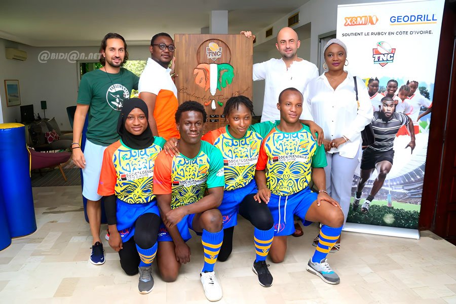 Image de Sport. Ce samedi 30 Mars 2024, l'atmosphère électrique d'Angré II-Plateau a été le théâtre du lancement grandiose de la 8e édition du tournoi national de Cocody Rugby Abidjan Club (CRAC). Une occasion unique de célébrer la passion pour le rugby, avec cette année la mise en lumière particulière du rugby féminin. Un Rassemblement d'Envergure Pour cette édition tant attendue, pas moins de 19 clubs se préparent à converger vers le site de l'ivoire académie dans la commune de Songon, avec l'objectif commun d'accueillir pas moins de 1000 enfants. Une véritable communion sportive en perspective, où la jeunesse ivoirienne aura l'opportunité de s'immerger dans l'univers dynamique du rugby. Organisé par Exploration and Mining Suppliers en collaboration avec Geodrill, ce tournoi de CRAC ne se limite pas à une simple compétition sportive. Il représente une véritable vitrine pour promouvoir le rugby féminin et pour honorer la contribution significative des femmes dans ce domaine. Les organisateurs ont à cœur de faire du rugby un espace inclusif et égalitaire, offrant aux jeunes filles une plateforme pour s'épanouir et se réaliser pleinement. Une Vision Ambitieuse Les organisateurs ont exprimé leur volonté de donner un sens plus profond à cet événement. Au-delà du sport, ils aspirent à initier des projets visant à améliorer les conditions de vie des participantes, en mettant l'accent sur des aspects tels que la gouvernance, le développement social et la conception de projets sportifs innovants. Leur vision est claire : consolider le modèle du CRAC pour accroître son impact, en investissant dans la formation des entraîneurs, en assurant la sécurité des joueurs et en développant davantage le rugby féminin. Gregory Jaffrelot, Directeur du Tournoi National de Cocody Rugby Abidjan Club (TNC), souligne l'importance cruciale du travail bénévole dans la réussite de cet événement. Depuis ses débuts en 2016, le tournoi a considérablement grandi, rassemblant désormais 19 clubs de tout le pays. L'accueil des participants dans des conditions optimales est une priorité absolue, garantissant ainsi une expérience mémorable pour tous les participants. Emmanuel Henao, Président du CRAC, met en lumière l'objectif principal de cette activité : offrir aux jeunes filles la chance et la confiance nécessaires pour s'épanouir dans le monde du rugby. Pour lui, investir dans les femmes est non seulement rentable mais également essentiel pour l'avenir du sport. Il appelle à un soutien accru de la part des partenaires et des membres adhérents pour garantir le succès continu de cette initiative, en accord avec la vision de la Fédération Ivoirienne de Rugby. Une Question Ouverte : Comment pouvons-nous continuer à soutenir et à promouvoir le rugby féminin pour offrir des opportunités équitables aux jeunes filles en Côte d'Ivoire ?